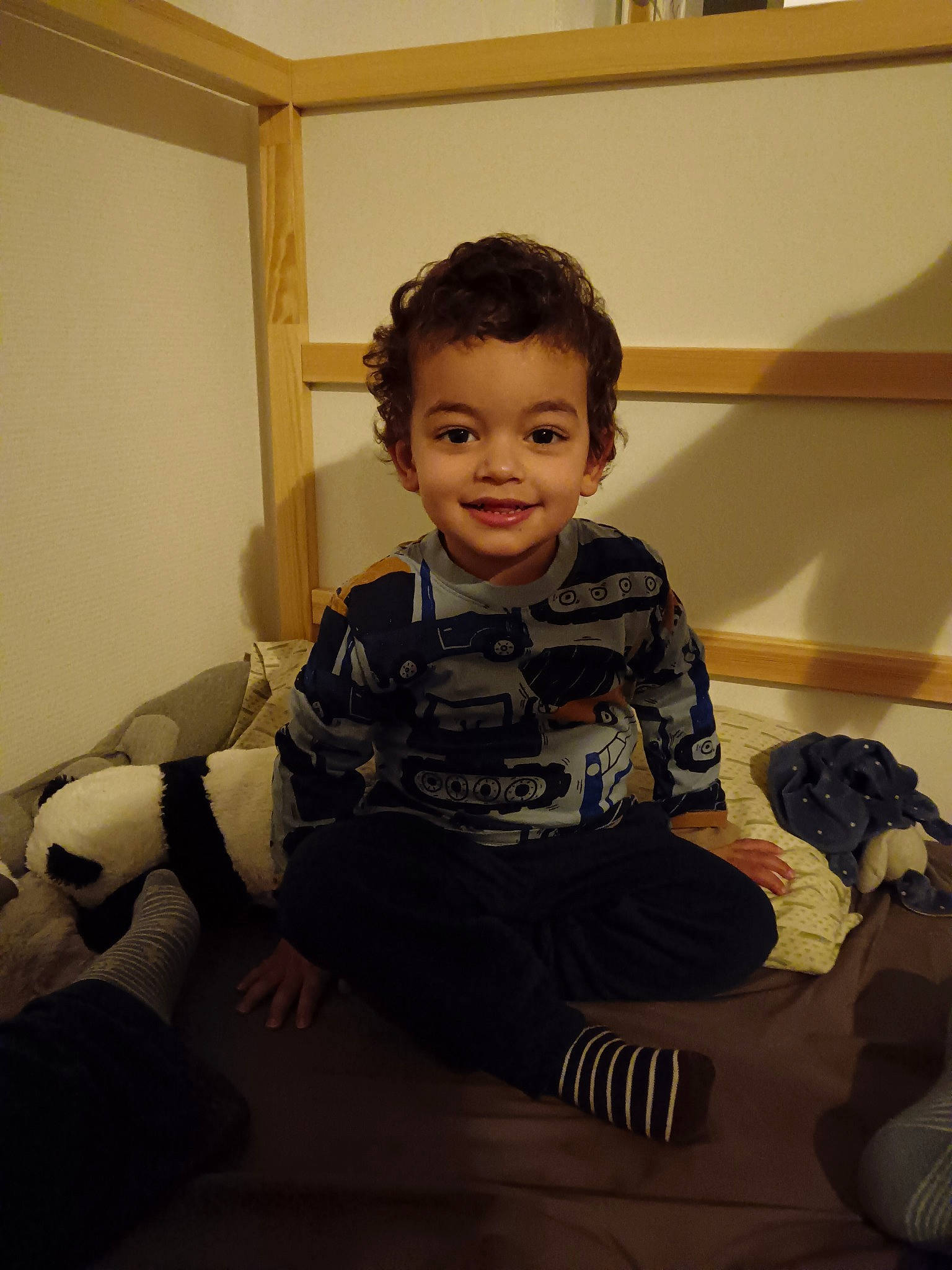 David a rejoint le concours — aidez-le/la à gagner de superbes lots ! baby, baby_toddler_clothing, child, comfort, flooring, fun, happy, hardwood, human_leg, joy, knee, pattern, person, room, sitting, sleeve, smile, sock, t_shirt, thigh