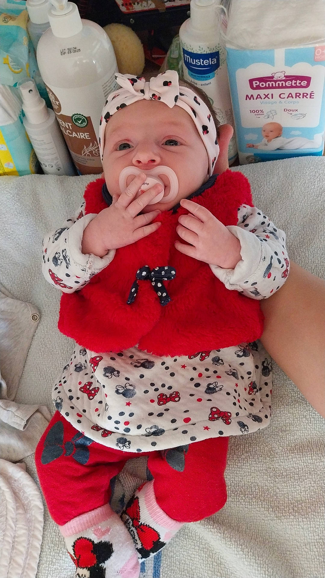 Assya participe au concours pour gagner de l'argent avec cette photo : baby, blanket, bodypart, bonnet, cap, clothing, face, finger, furniture, glove, hand, hat, head, homedecor, hosiery, newborn, person, photography, portrait, sock