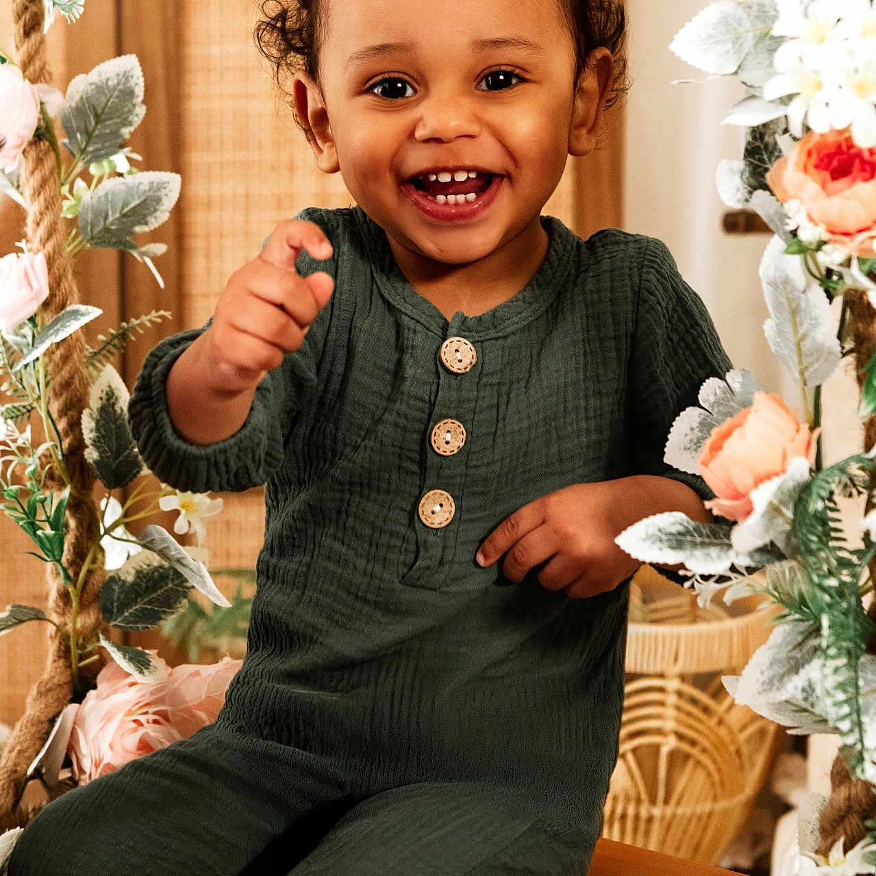 Nawfel a rejoint le concours — aidez-le/la à gagner de superbes lots ! child, toddler, smiling, green_outfit, indoor, flowers, wooden_bench, happy, cute, portrait, curly_hair, buttoned_shirt, playful, decor, plant_leaves, bright, warm_lighting, face, person, sitting