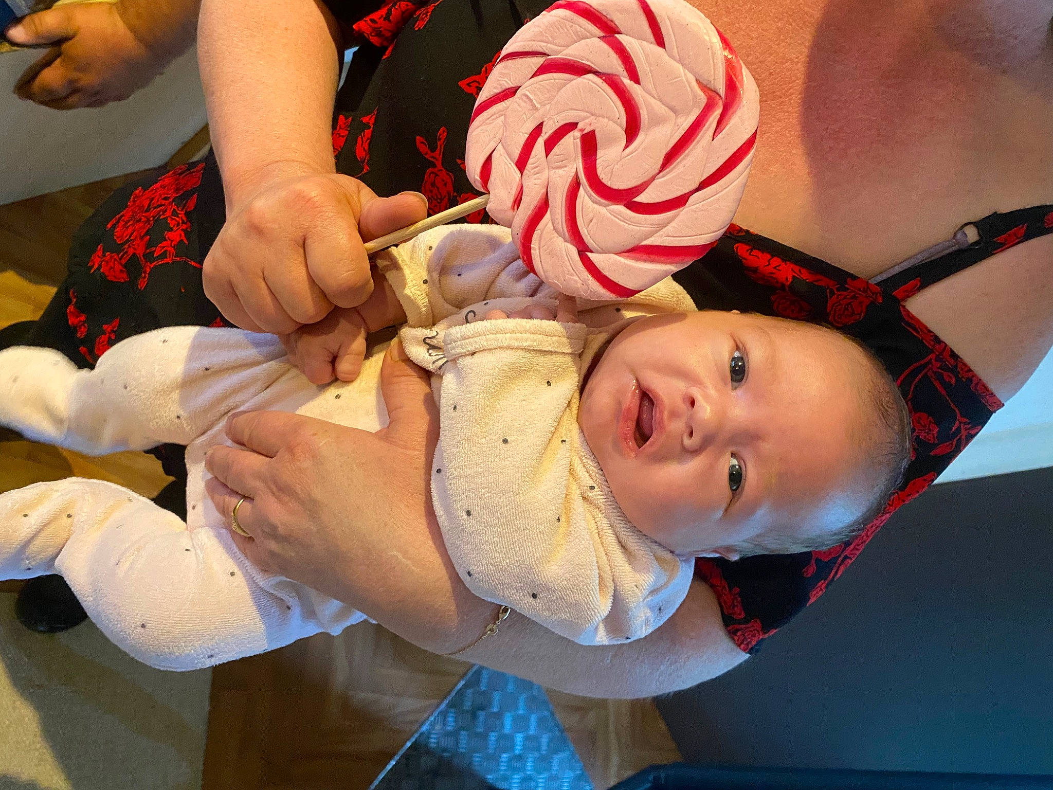 Inaya participe au concours pour gagner de l'argent avec cette photo : abdomen, arm, baby, chest, child, event, fashion_accessory, finger, flesh, fun, gesture, hand, happy, hat, nail, pattern, person, smile, thumb, toddler