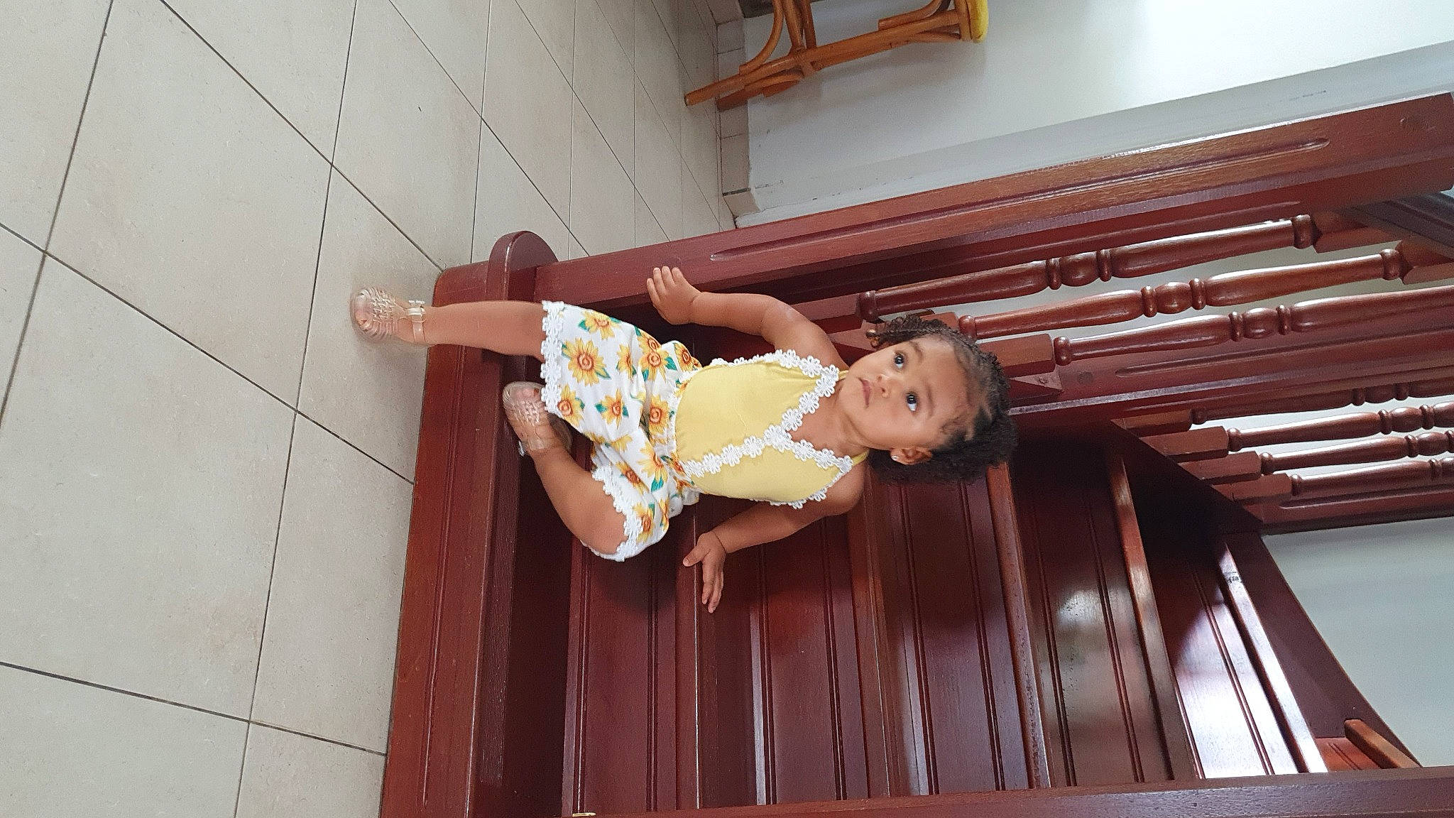 Lyhana a rejoint le concours — aidez-le/la à gagner de superbes lots ! baby_toddler_clothing, ceiling, child, door, flooring, fun, happy, hardwood, human_leg, pattern, person, room, symmetry, thigh, toddler, wood, wood_stain, wrist