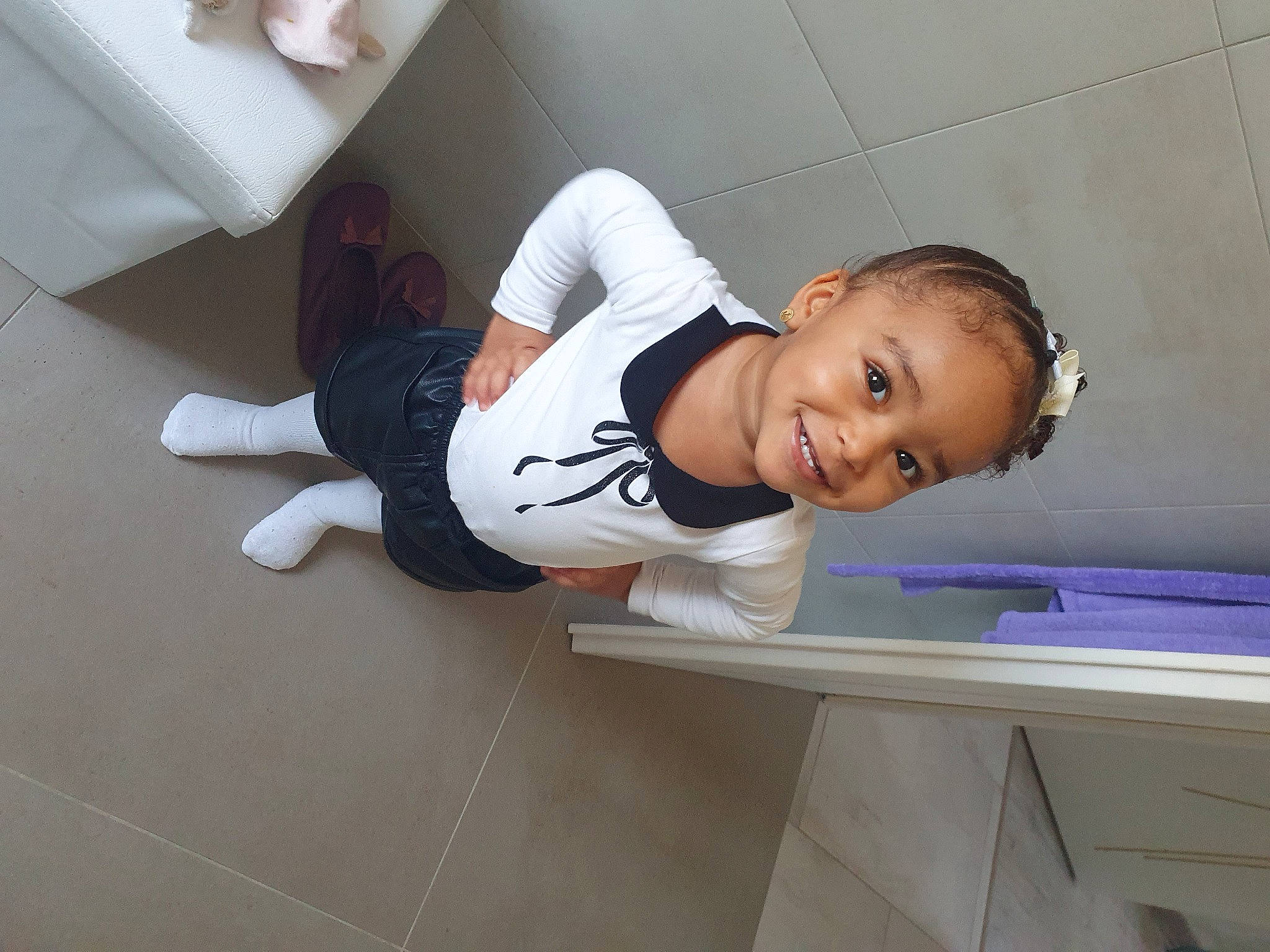 Lyhana participe au concours pour gagner de l'argent avec cette photo : baby, baby_toddler_clothing, bench, child, comfort, drawer, elbow, floor, flooring, fun, happy, hardwood, joy, knee, person, room, sitting, smile, t_shirt, table