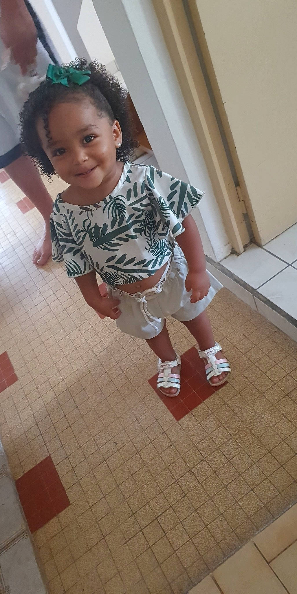 Lyhana participe au concours pour gagner de l'argent avec cette photo : baby_toddler_clothing, facial_expression, floor, flooring, fun, happy, hardwood, human_body, human_leg, joy, knee, person, sandal, shoe, shoulder, skin, smile, sneakers, sock, thigh