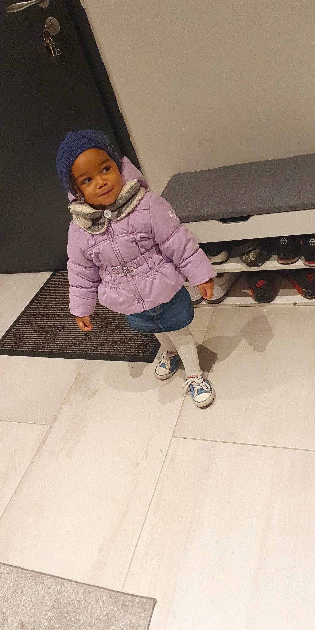 Lyhana participe au concours pour gagner de l'argent avec cette photo : child, floor, flooring, foot, fun, hardwood, headwear, human_leg, knee, magenta, pattern, person, play, purple, room, sandal, sitting, sleeve, sock, thigh