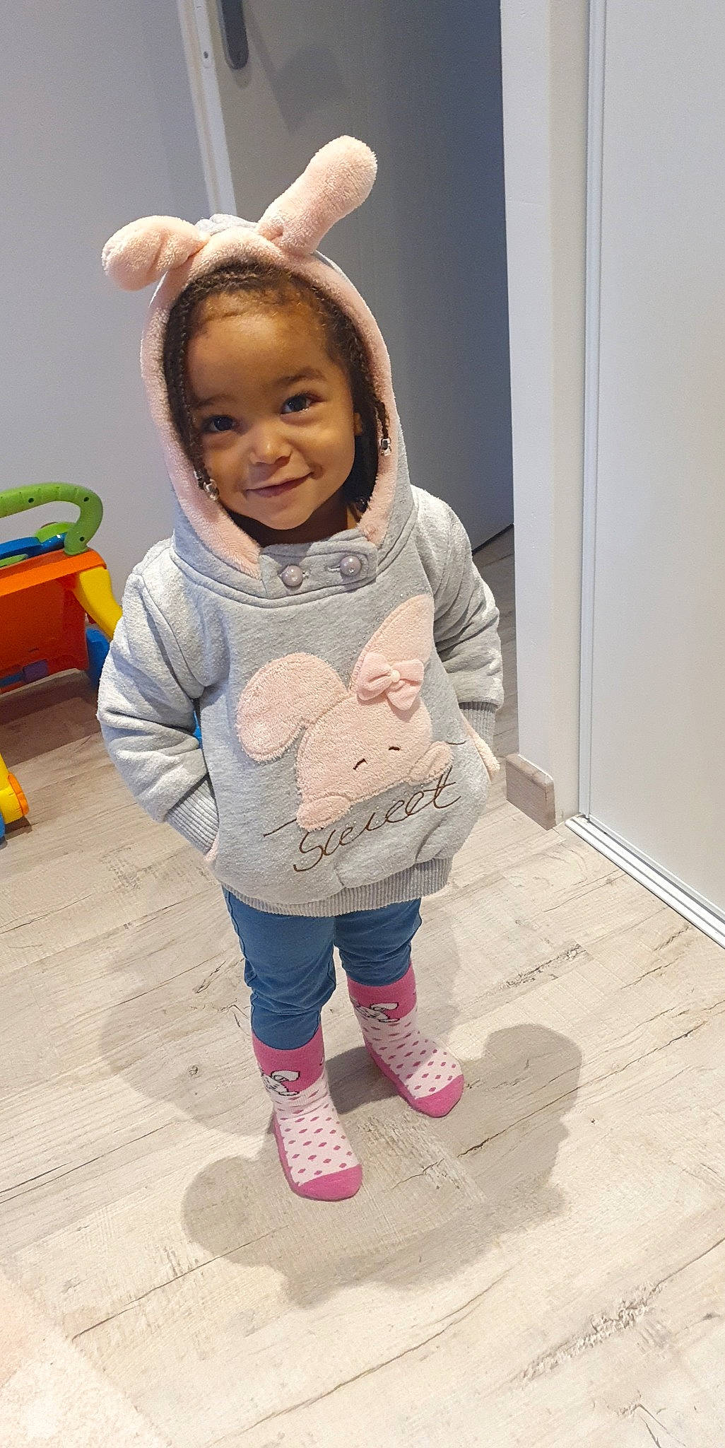 Lyhana a rejoint le concours — aidez-le/la à gagner de superbes lots ! baby_toddler_clothing, facial_expression, floor, flooring, fun, gesture, hair, hairstyle, happy, head, human_body, human_leg, joy, knee, person, skin, sleeve, smile, sock, t_shirt