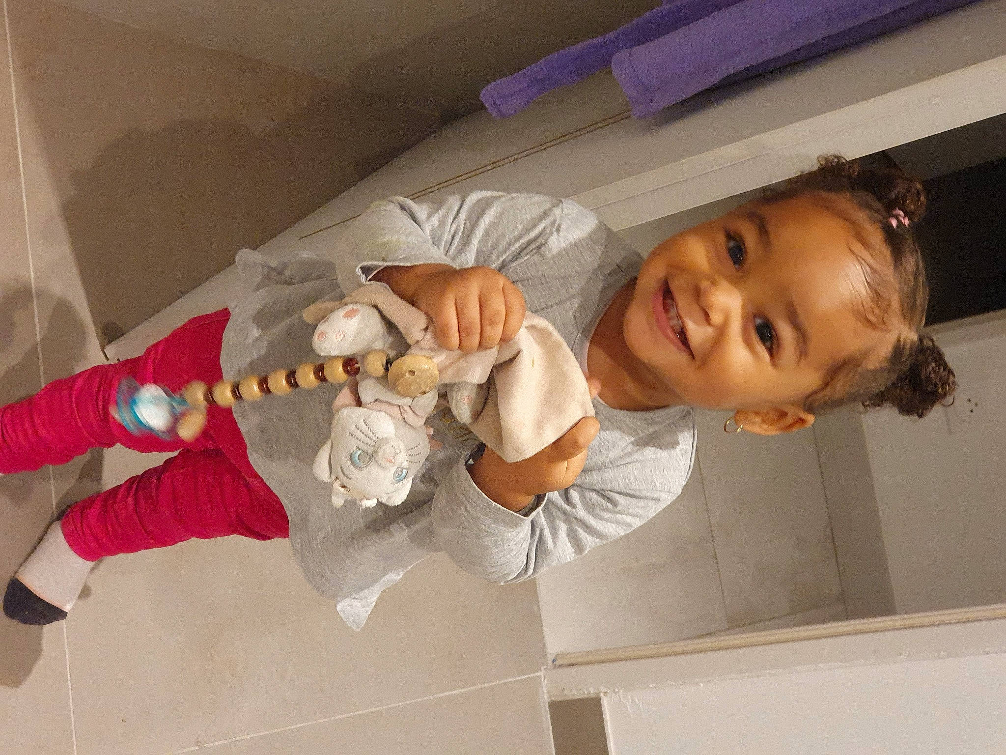 Lyhana a rejoint le concours — aidez-le/la à gagner de superbes lots ! baby_products, ceiling, child, finger, fun, gesture, happy, joy, person, room, smile, thumb, toddler, toy, window, wrist