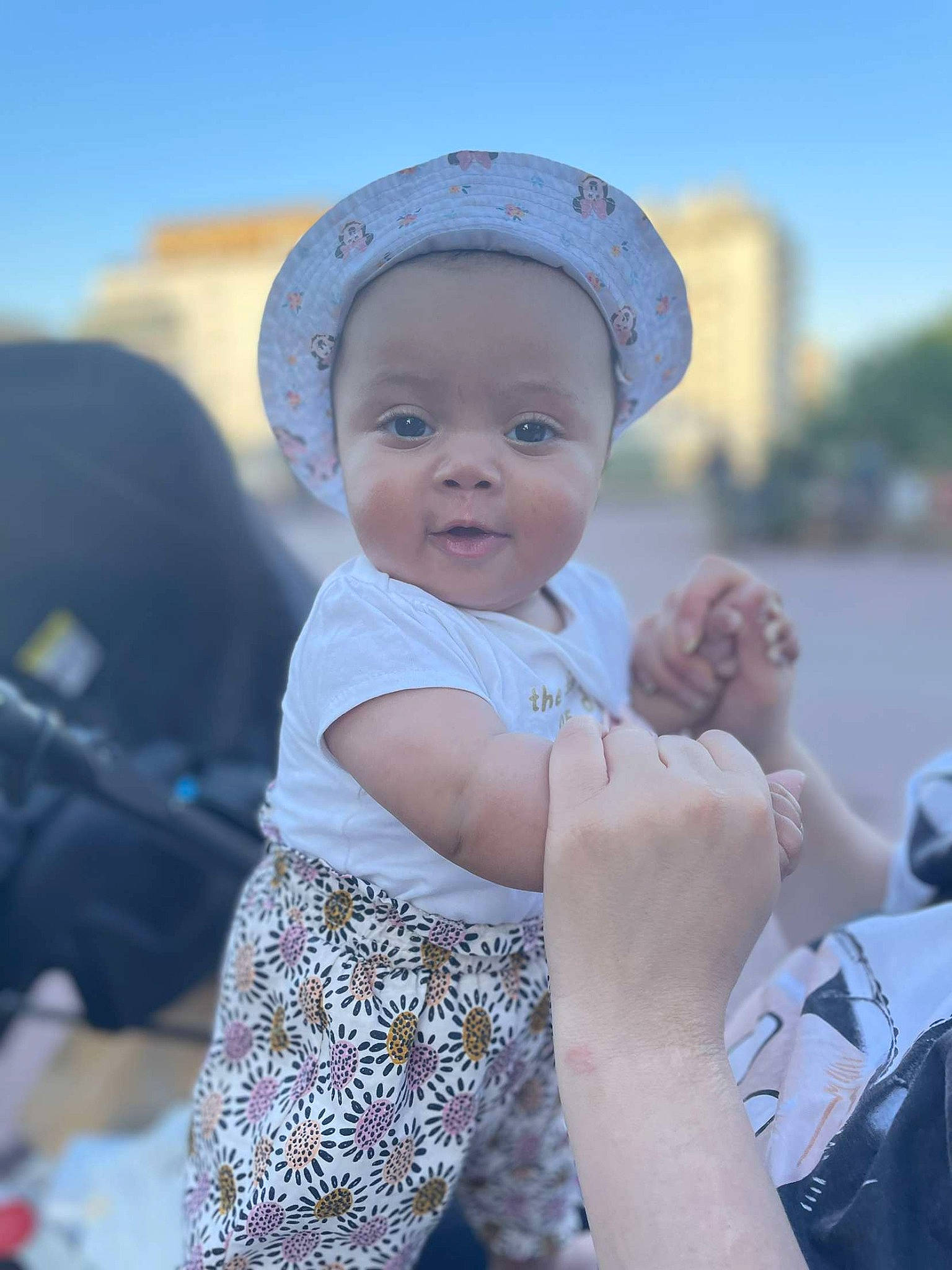 Lilya participe au concours pour gagner de l'argent avec cette photo : azure, baby, cap, child, event, fun, gesture, grass, hand, happy, hat, human_body, leisure, person, skin, sky, smile, sun_hat, toddler, tree