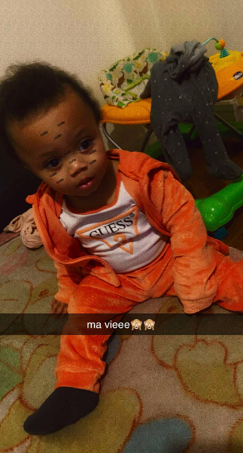 Lilya participe au concours pour gagner de l'argent avec cette photo : adaptation, baby, baby_toddler_clothing, cheek, child, flooring, fun, happy, human_body, mouth, orange, pajamas, person, personal_protective_equipment, play, sitting, sleeve, soil, t_shirt, toddler