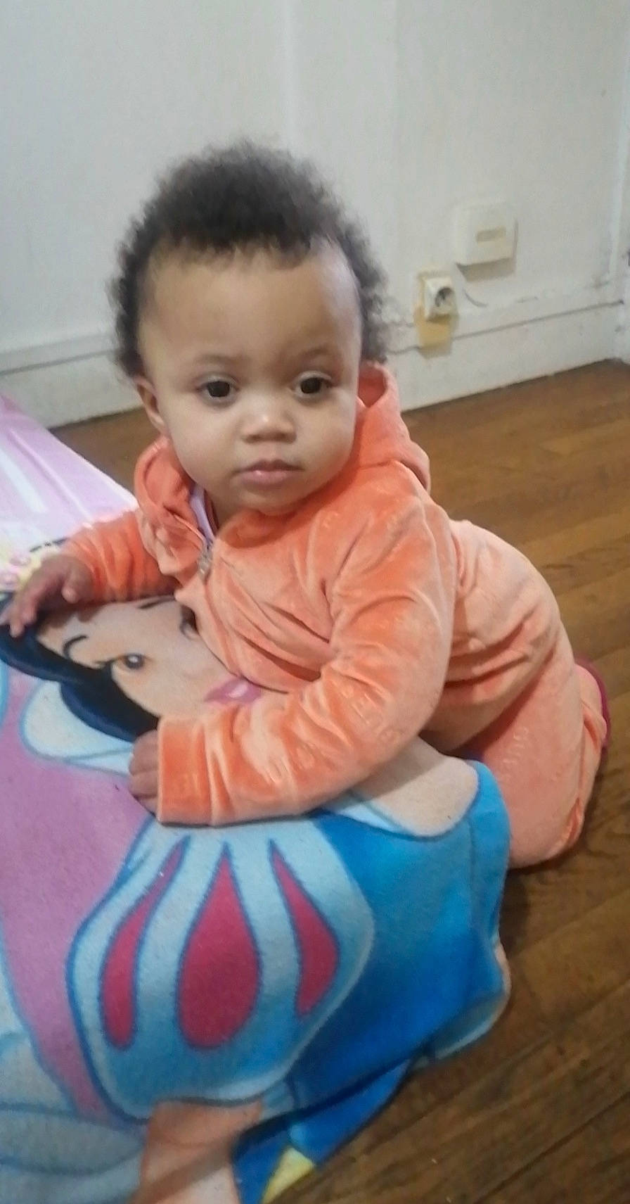 Lilya a rejoint le concours — aidez-le/la à gagner de superbes lots ! baby, baby_toddler_clothing, cheek, child, comfort, eye, face, finger, floor, flooring, hair, happy, iris, nose, person, sitting, skin, sleeve, toddler, tummy_time