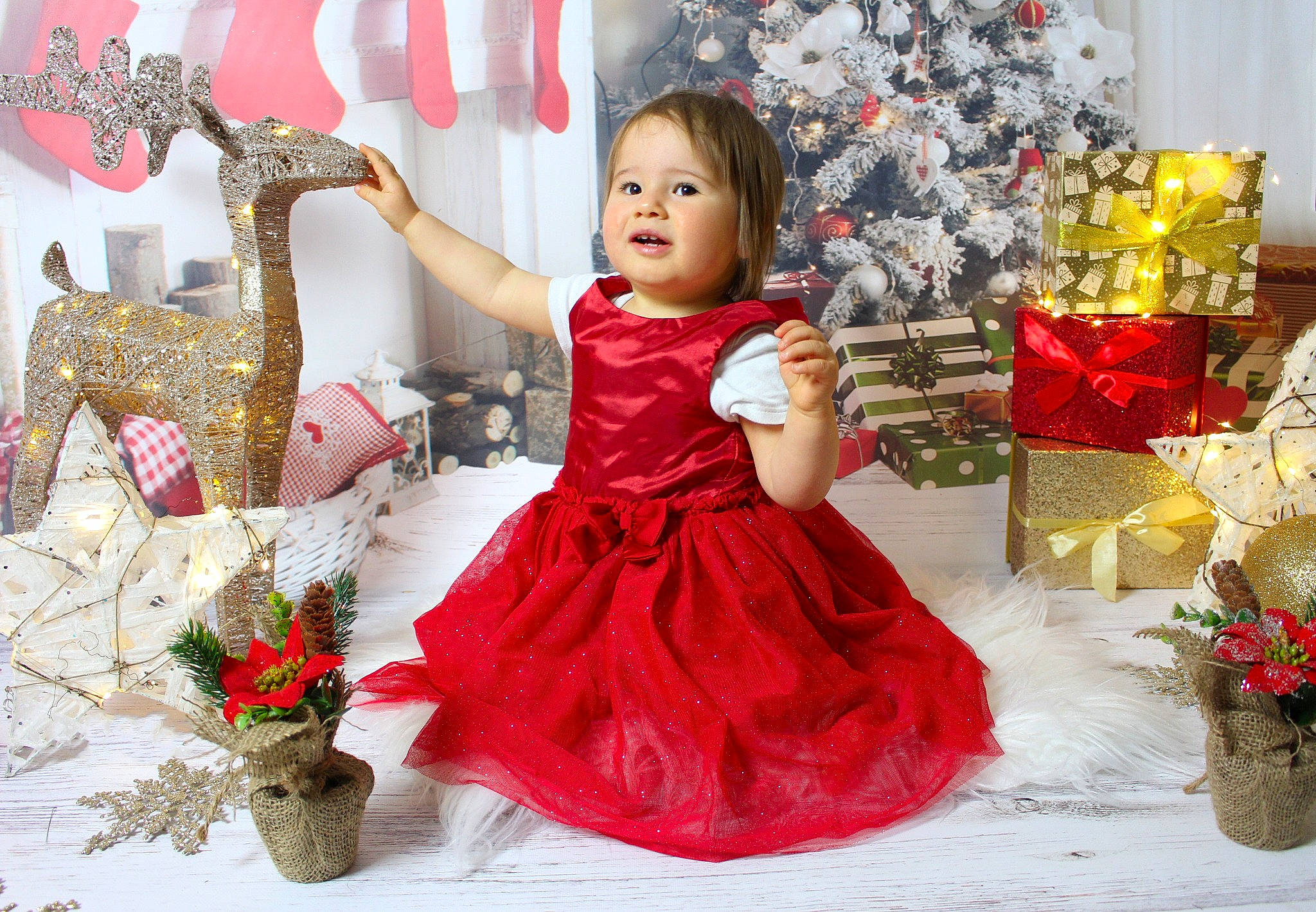 Juliette participe au concours pour gagner de l'argent avec cette photo : baby_toddler_clothing, christmas, christmas_decoration, christmas_eve, christmas_ornament, christmas_tree, dress, event, flowerpot, happy, houseplant, ornament, person, pink, plant, product, red, sleeve, smile, toddler