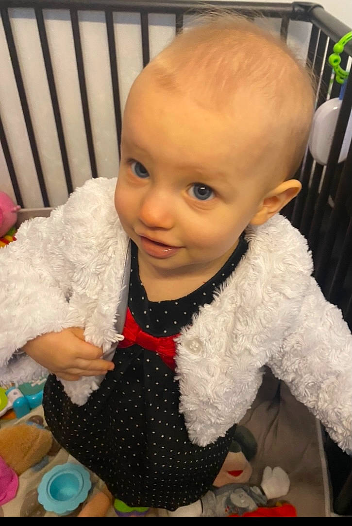 Kiara participe au concours pour gagner de l'argent avec cette photo : baby, baby_products, baby_toddler_clothing, cheek, child, costume, fashion_accessory, fun, fur, happy, headgear, iris, jewellery, joy, necklace, pattern, person, room, sitting, skin