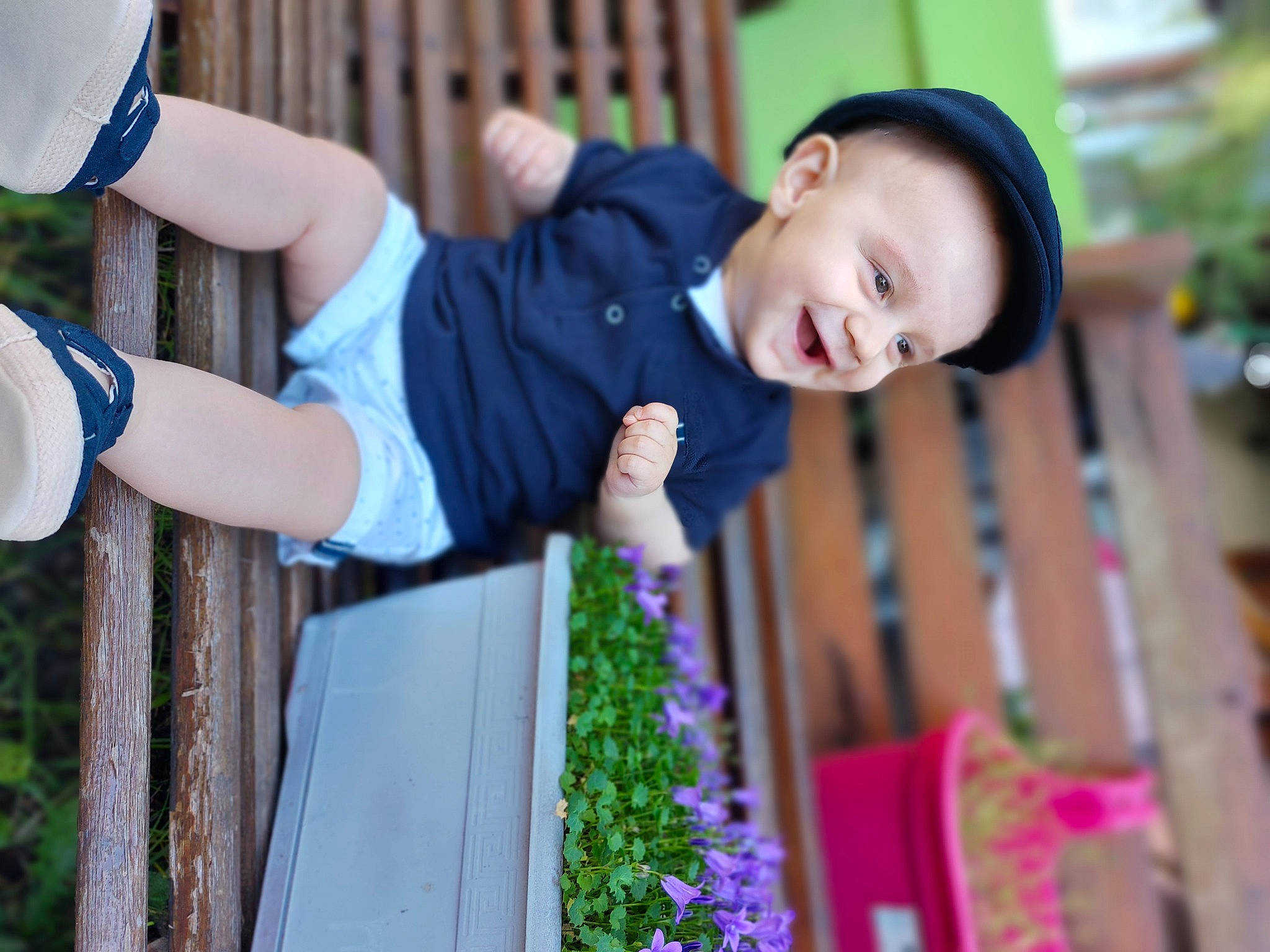 Charly a rejoint le concours — aidez-le/la à gagner de superbes lots ! baby, blue, ceremony, child, electric_blue, event, floristry, flower_arranging, fun, gesture, grass, happy, leisure, person, plant, play, recreation, spring, summer, toddler