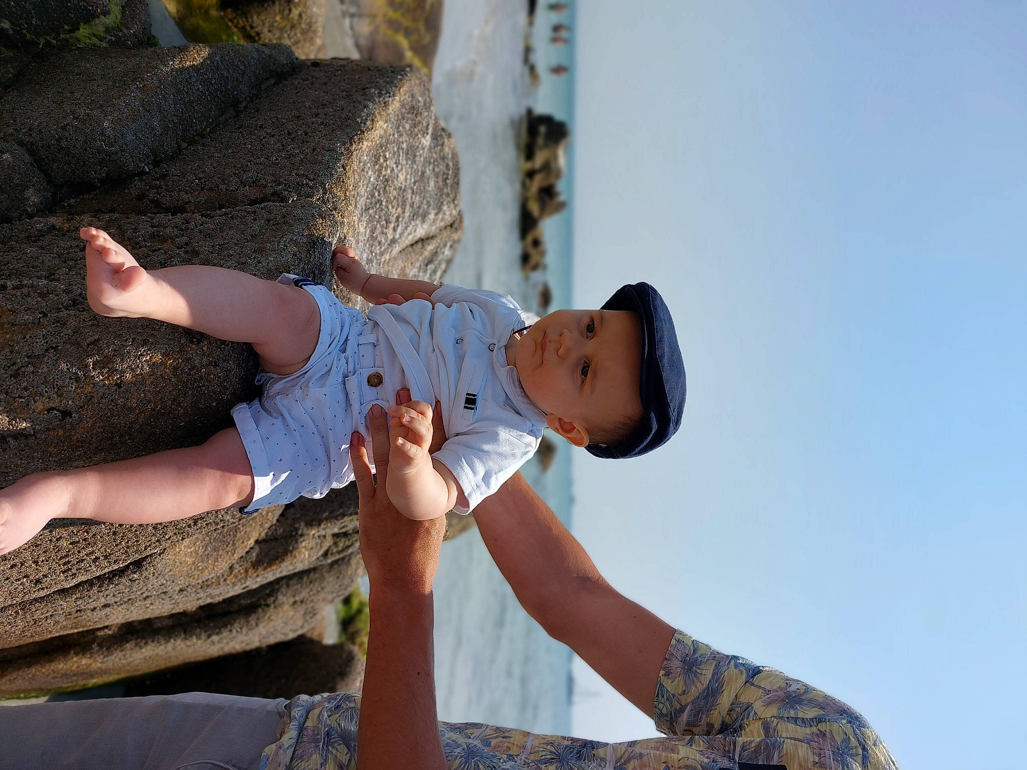 Charly participe au concours pour gagner de l'argent avec cette photo : arm, child, elbow, eyewear, flash_photography, fun, gesture, happy, headwear, human_leg, landscape, leisure, people_in_nature, person, recreation, rock, sky, t_shirt, thigh, tourism