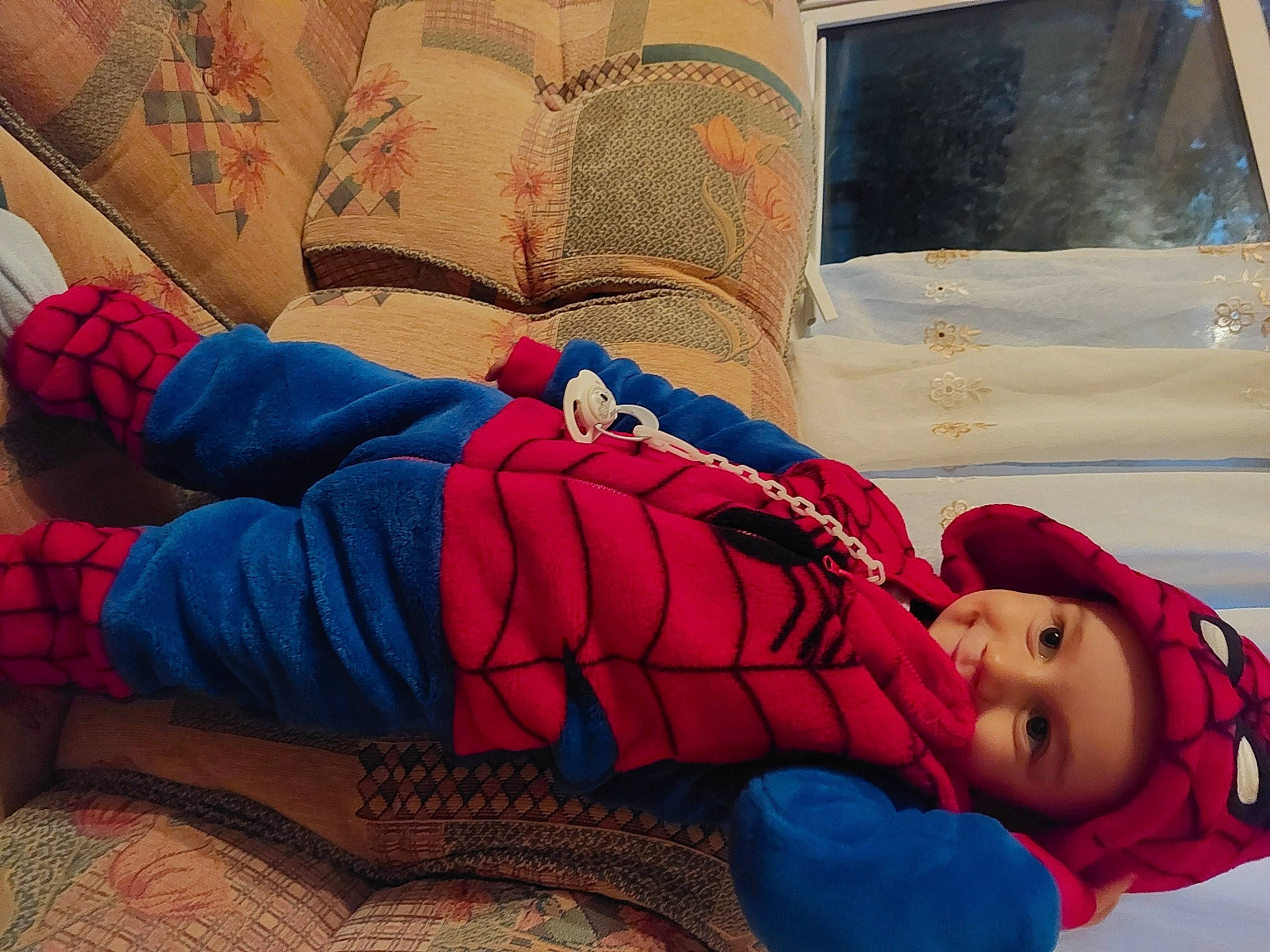 Charly participe au concours pour gagner de l'argent avec cette photo : baby_sleeping, carmine, child, comfort, electric_blue, flooring, fun, happy, headwear, human_leg, leg, leisure, linens, mammal, pattern, person, red, textile, thigh, tints_and_shades