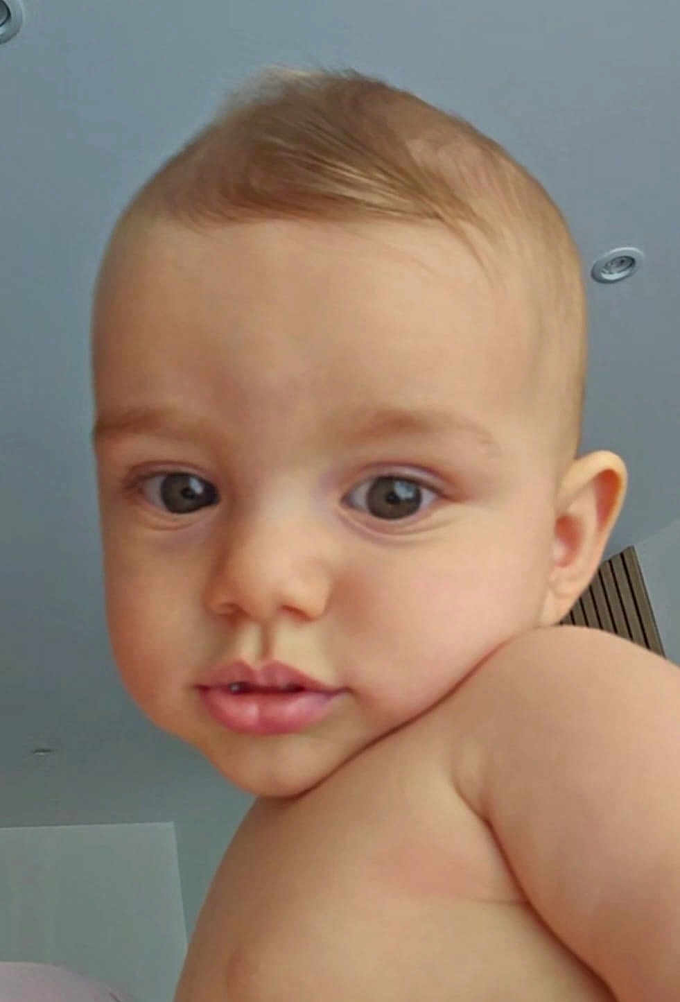 Giovanni participe au concours pour gagner de l'argent avec cette photo : baby, child, face, eyes, skin, indoor, curious, close_up, expression, head, shoulder, infant, portrait, young, person, human, cute, looking, nude_upper_body, background