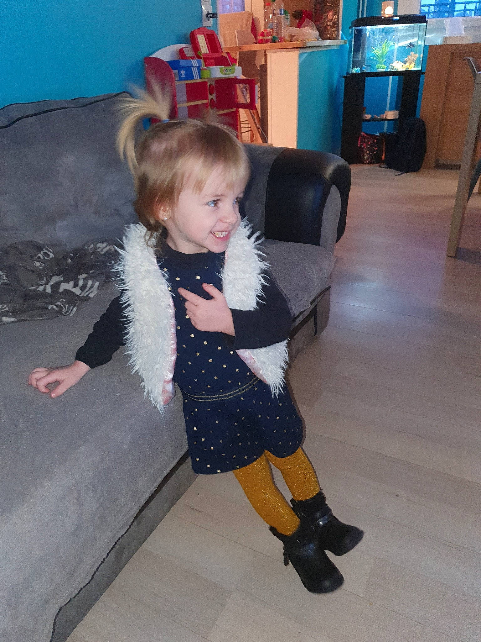 Emy participe au concours pour gagner de l'argent avec cette photo : child, costume, footwear, fun, jacket, leg, outerwear, person, shoe, standing, toddler, vacation