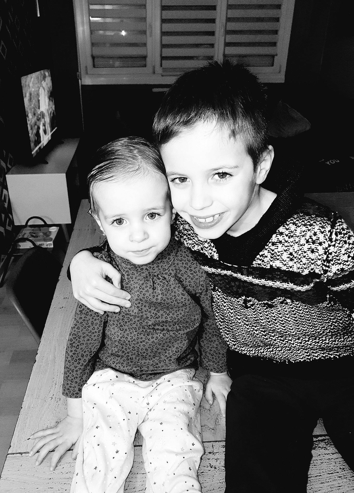 Emy a rejoint le concours — aidez-le/la à gagner de superbes lots ! black, black_and_white, child, face, family, fun, head, iris, joy, monochrome, monochrome_photography, people, person, photograph, photography, sibling, sitting, smile, snapshot, standing