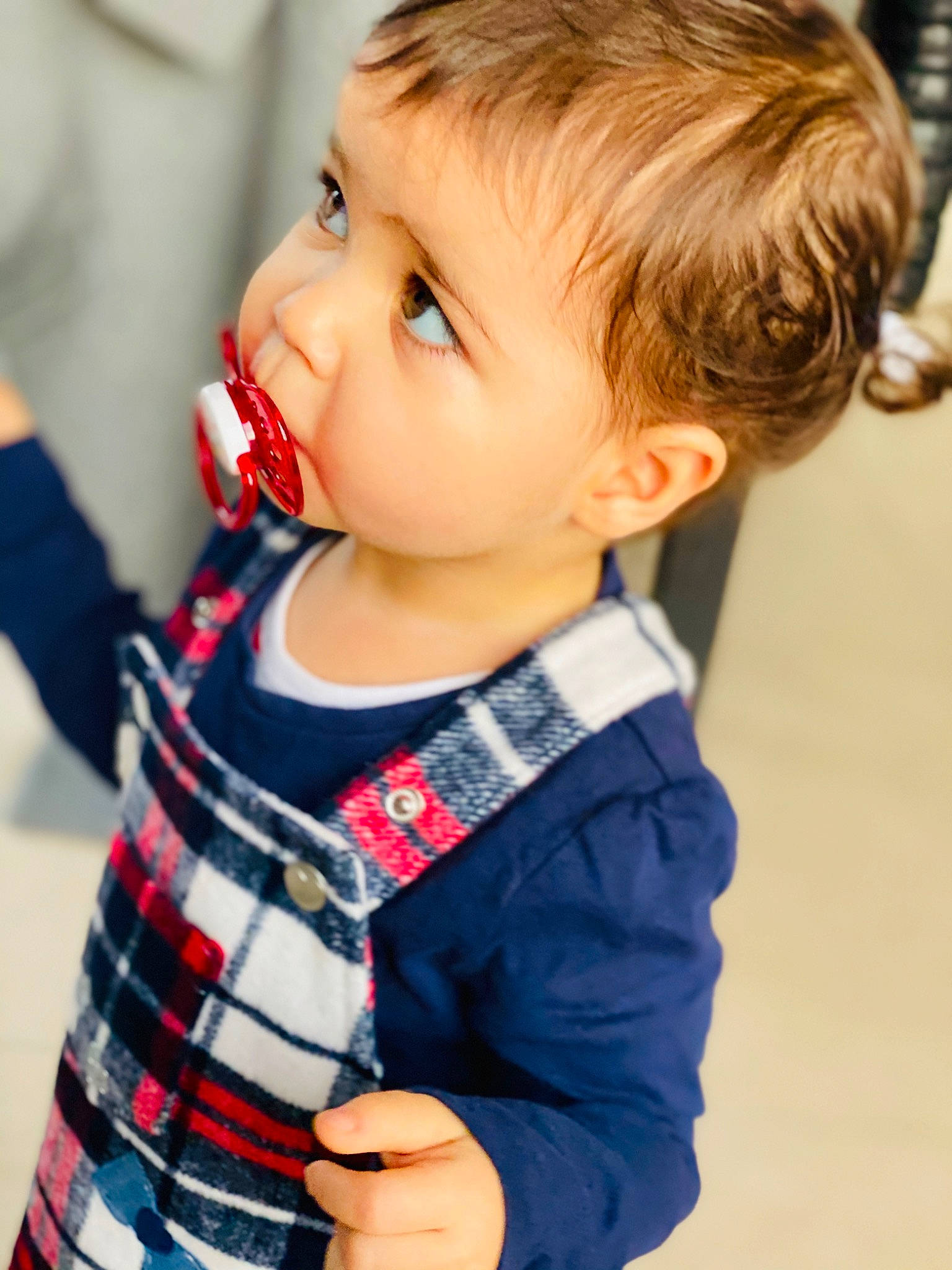 Angelina participe au concours pour gagner de l'argent avec cette photo : baby, blond, cheek, child, child_model, chin, ear, eye, hair, hairstyle, lip, neck, nose, outerwear, pattern, person, photography, play, skin, sleeve