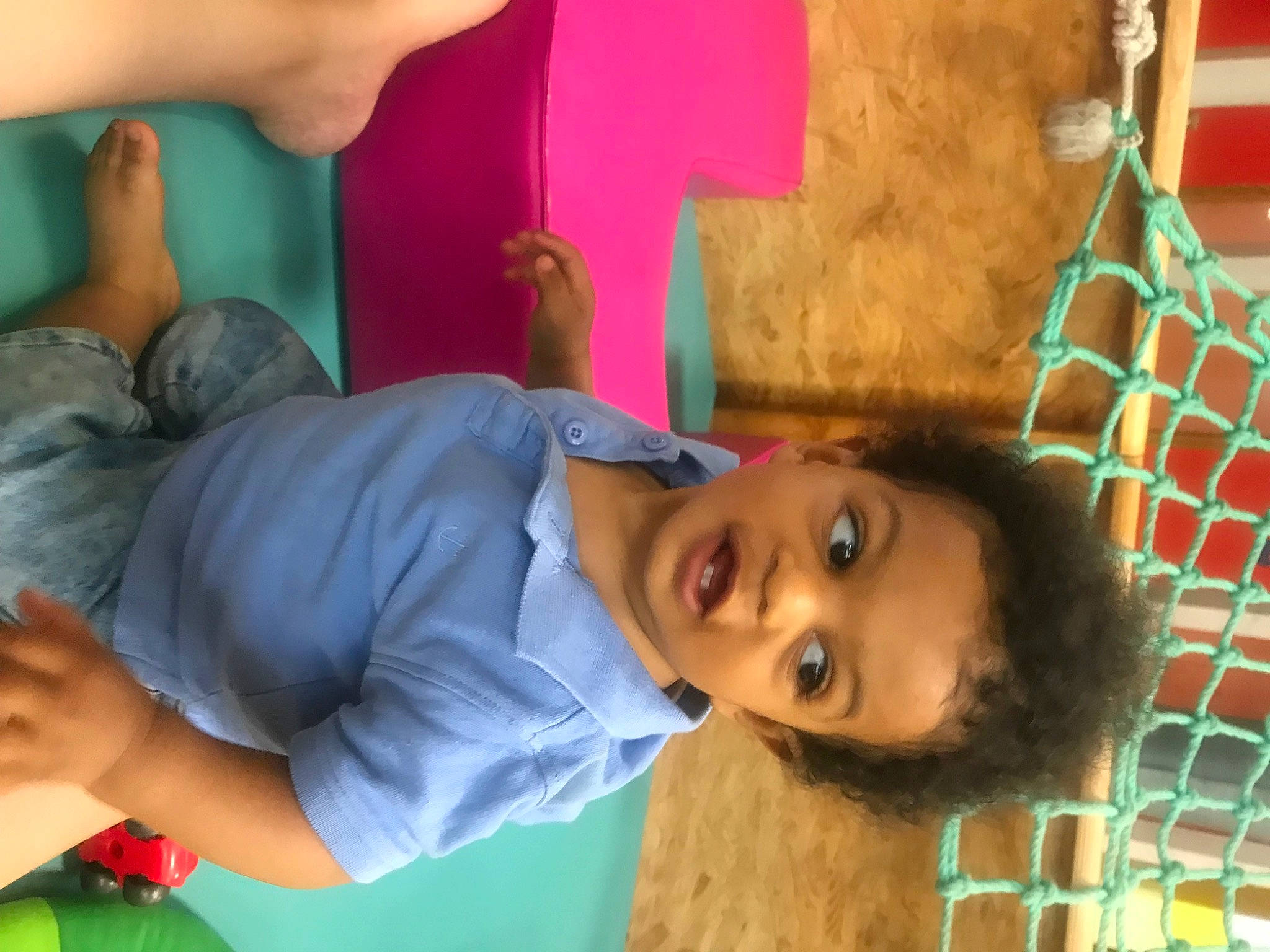 Maxence a rejoint le concours — aidez-le/la à gagner de superbes lots ! adaptation, arm, child, elbow, fun, gesture, green, happy, human, leisure, mouth, nose, organ, person, play, skin, smile, summer, t_shirt, tree