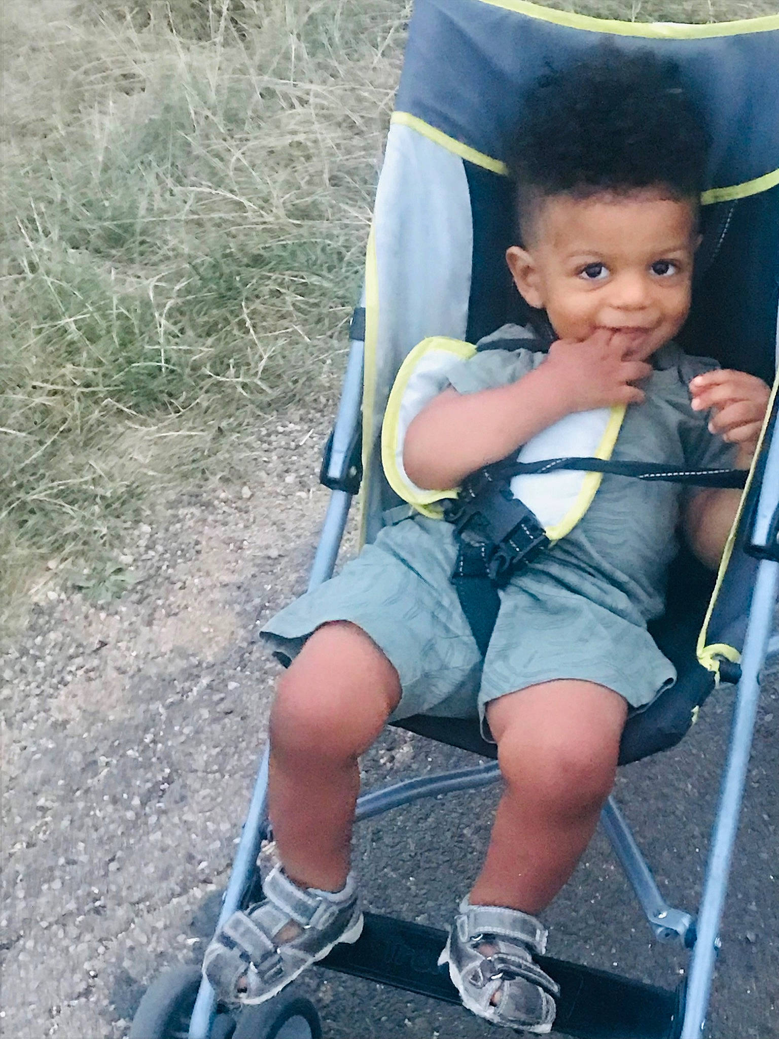 Maxence a rejoint le concours — aidez-le/la à gagner de superbes lots ! baby_carriage, baby_products, chair, child, electric_blue, folding_chair, fun, grass, human_leg, joy, leg, leisure, people_in_nature, person, play, recreation, sandal, shorts, sitting, toddler