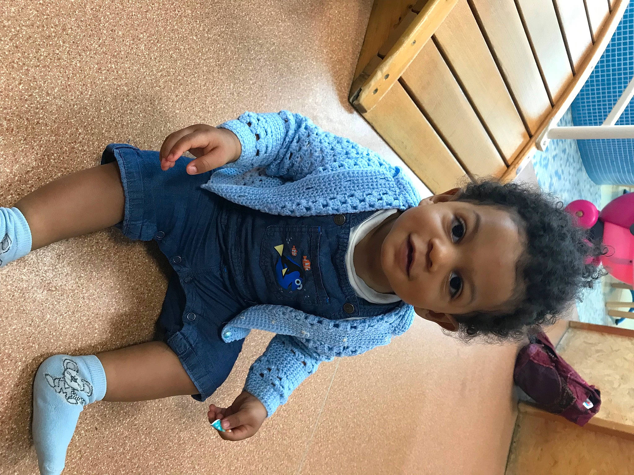 Maxence participe au concours pour gagner de l'argent avec cette photo : child, comfort, cool, denim, electric_blue, fashion_accessory, flooring, foot, fun, happy, human_leg, joint, knee, leisure, person, shoe, sitting, textile, thigh, trunk