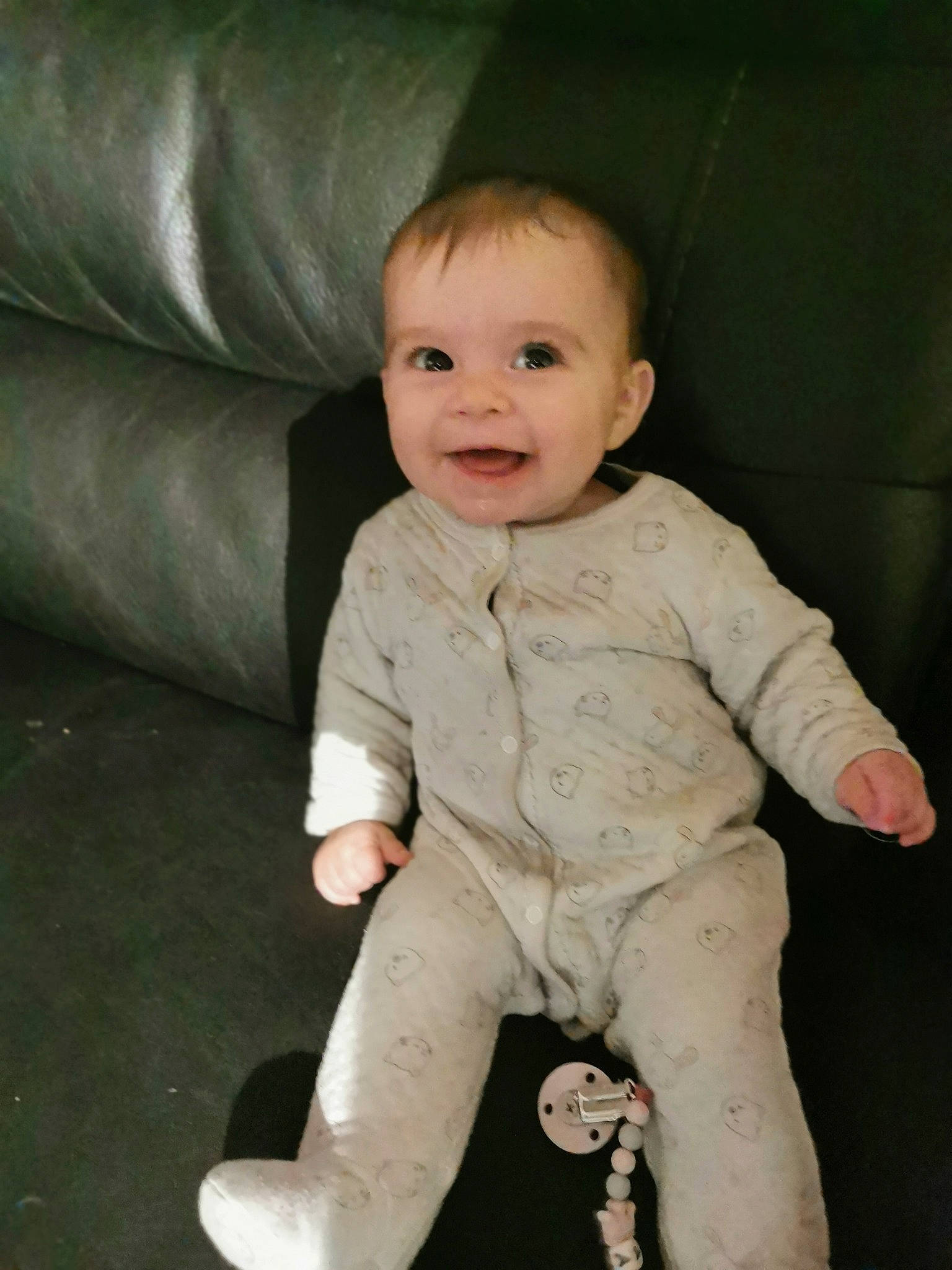 Angelina a rejoint le concours — aidez-le/la à gagner de superbes lots ! baby, baby_toddler_clothing, cheek, child, comfort, couch, eye, face, flooring, foot, happy, head, human_body, human_leg, joy, knee, person, sitting, skin, sleeve