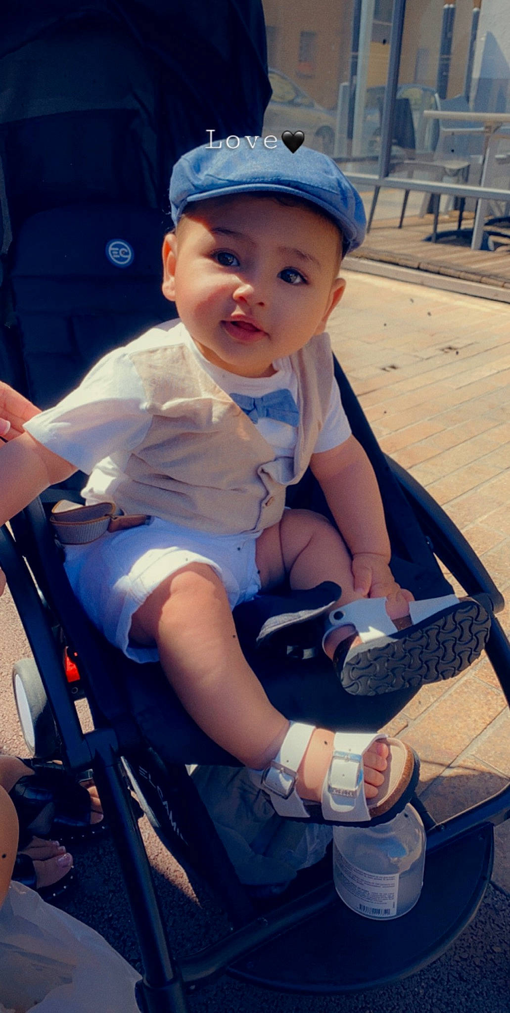 Aoued participe au concours pour gagner de l'argent avec cette photo : baby, baby_products, baby_toddler_clothing, cap, child, finger, hand, hat, headwear, lap, nail, person, shoe, sitting, sock, toddler, watch