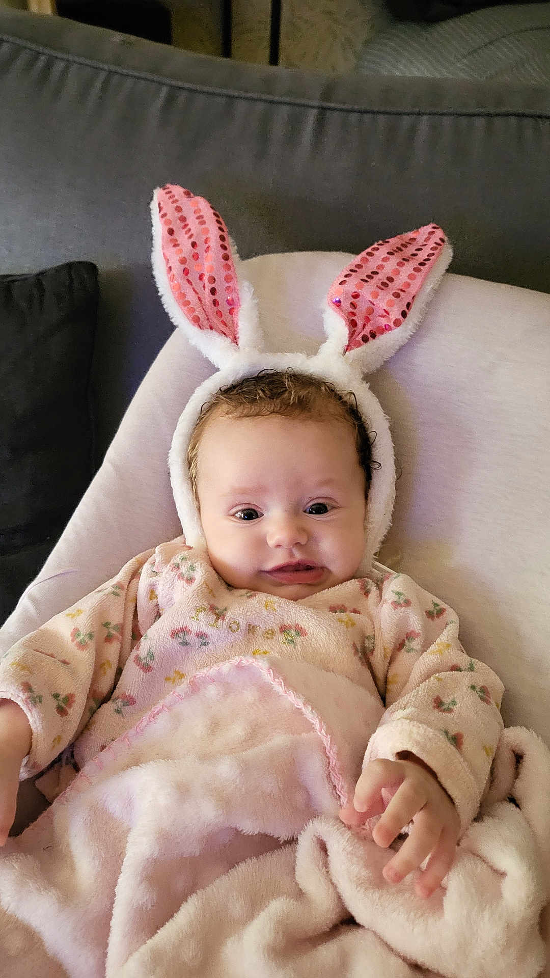 Lalia a rejoint le concours — aidez-le/la à gagner de superbes lots ! baby, bunny_ears, blanket, chair, child, clothing, cute, face, floral_pattern, fur, happy, indoors, infant, person, portrait, pink, plush, seated, soft, toddler