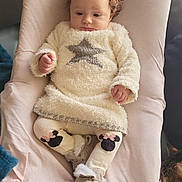 Lalia a rejoint le concours — aidez-le/la à gagner de superbes lots ! baby, cat, child, comfortable, curly_hair, cushion, cute, feline, footwear, indoor, infant, leggings, minnie_mouse, pet, relaxed, seat, shoes, soft, star, sweater