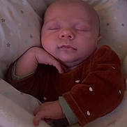 Logan a rejoint le concours — aidez-le/la à gagner de superbes lots ! baby, blanket, child, comfort, cozy, cushion, cute, face, hand, indoors, infant, newborn, pajamas, peaceful, portrait, relaxation, rest, sleeping, soft_fabric, star_pattern