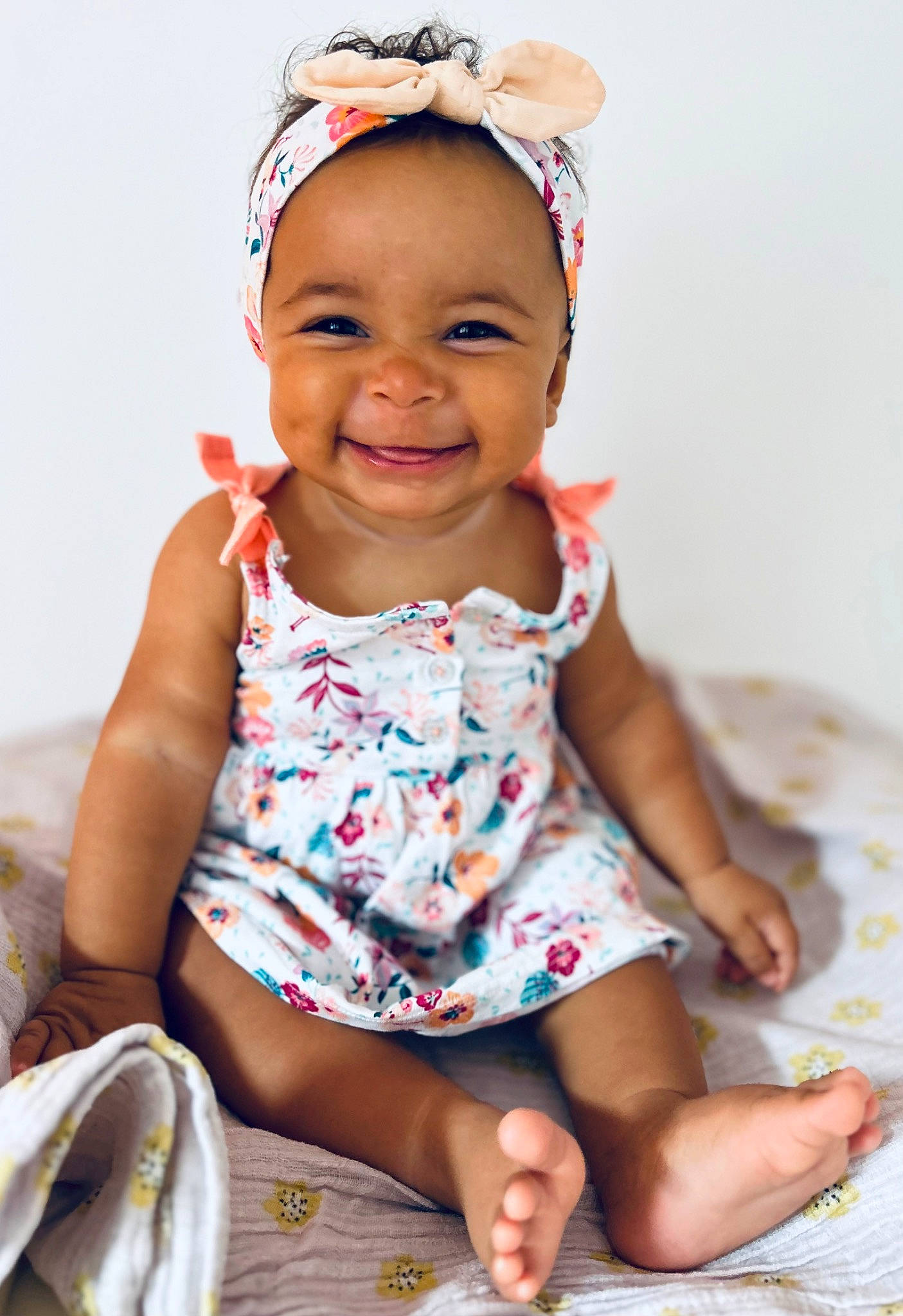 Maddy a rejoint le concours — aidez-le/la à gagner de superbes lots ! baby, baby_toddler_clothing, cap, cheek, child, dress, eye, face, facial_expression, fun, happy, joy, pattern, person, pink, sitting, skin, sleeve, smile, t_shirt