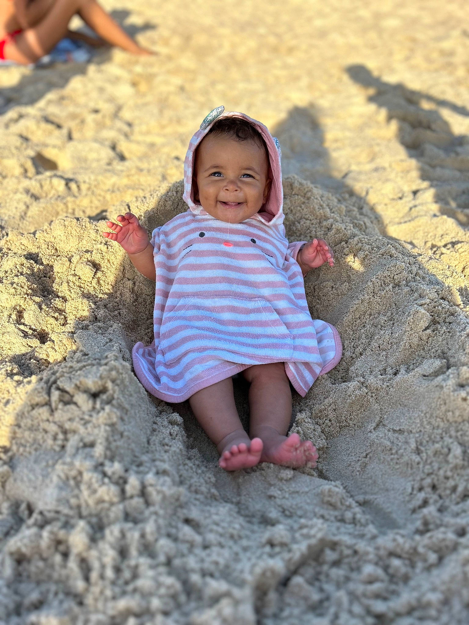 Maddy participe au concours pour gagner de l'argent avec cette photo : adaptation, asphalt, body_of_water, face, foot, fun, grass, hand, happy, head, human_leg, joy, leisure, people_in_nature, person, road_surface, sand, skin, smile, standing