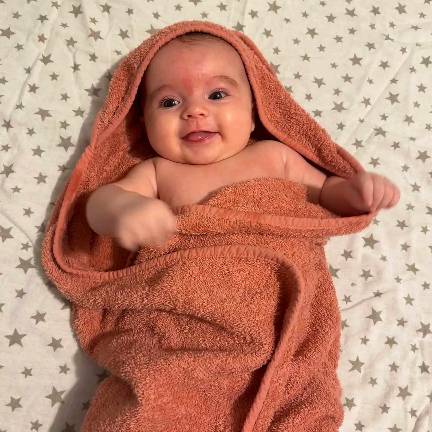 Madalena participe au concours pour gagner de l'argent avec cette photo : baby, babylaughing, bathtowel, blanket, face, happy, head, newborn, person, photography, portrait, quilt, smile, towel