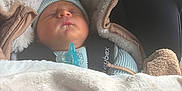 Elio participe au concours pour gagner de l'argent avec cette photo : baby, newborn, sleeping, blanket, car_seat, pacifier, hat, cozy, child, infant, soft, warm, secured, cute, peaceful, indoors, clothing, resting, person, portrait