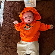 Elio participe au concours pour gagner de l'argent avec cette photo : baby, infant, hoodie, orange_clothing, milestone_card, blanket, brown_blanket, cute, lying_down, indoors, baby_clothes, pants, white_pants, one_month, face, person, child, sleepy, milestone, soft_texture