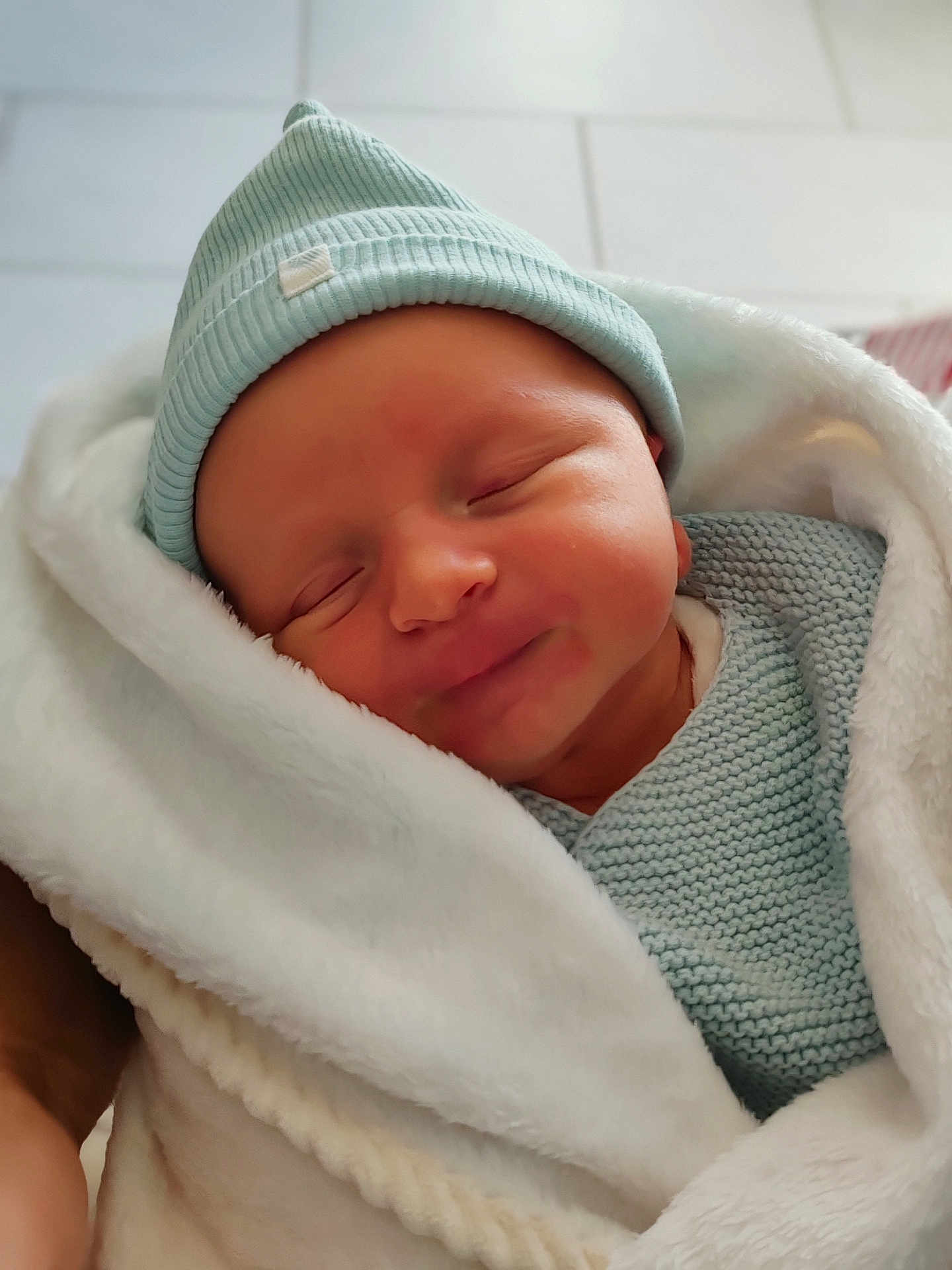 Elio participe au concours pour gagner de l'argent avec cette photo : newborn, baby, sleeping, blanket, hat, knitwear, soft, wrapped, peaceful, infant, cute, cozy, child, portrait, warm, indoor, closeup, headwear, comfort, human