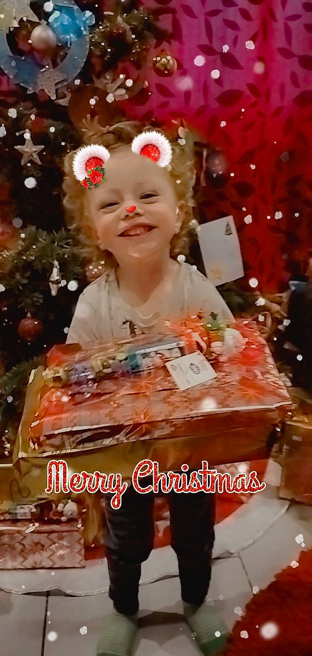 Mael a rejoint le concours — aidez-le/la à gagner de superbes lots ! child, christmas, christmas_decoration, christmas_eve, christmas_ornament, event, fashion, fashion_accessory, fashion_design, fun, happy, headpiece, holiday, holiday_ornament, interior_design, joy, ornament, party_supply, person, smile