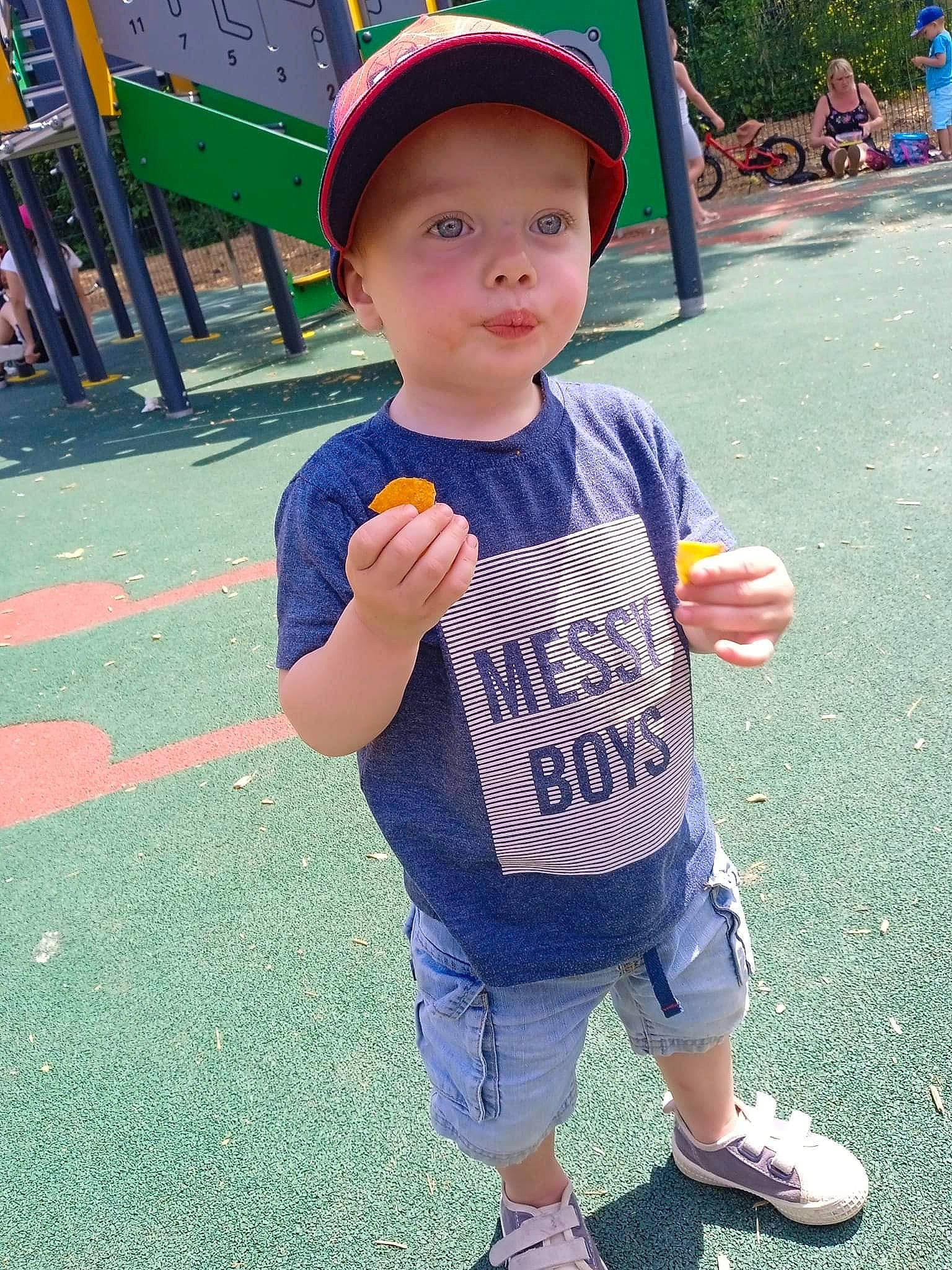 Mael a rejoint le concours — aidez-le/la à gagner de superbes lots ! child, city, cool, fast_food, finger, food, fun, grass, happy, headwear, leisure, person, photograph, recreation, shorts, sleeve, smile, snapshot, summer, t_shirt