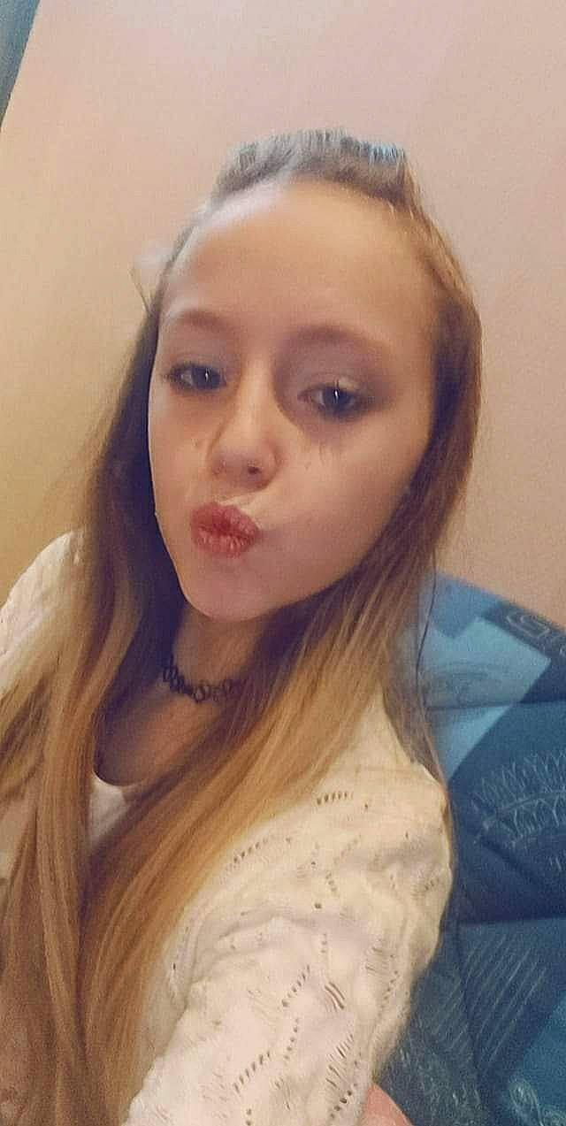 Tennessy a rejoint le concours — aidez-le/la à gagner de superbes lots ! black_hair, cheek, cool, ear, eye_liner, eyebrow, eyelash, flash_photography, forehead, happy, jaw, layered_hair, lip, lipstick, long_hair, neck, no_expression, nose, person, selfie