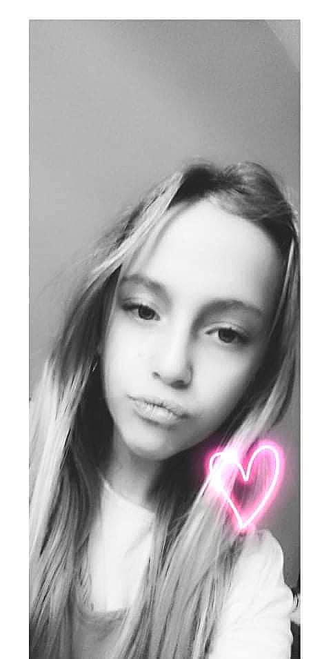 Tennessy a rejoint le concours — aidez-le/la à gagner de superbes lots ! black_hair, cheek, chin, eyebrow, eyelash, face, flash_photography, happy, iris, jaw, layered_hair, lip, long_hair, magenta, makeover, monochrome, monochrome_photography, nose, person, step_cutting