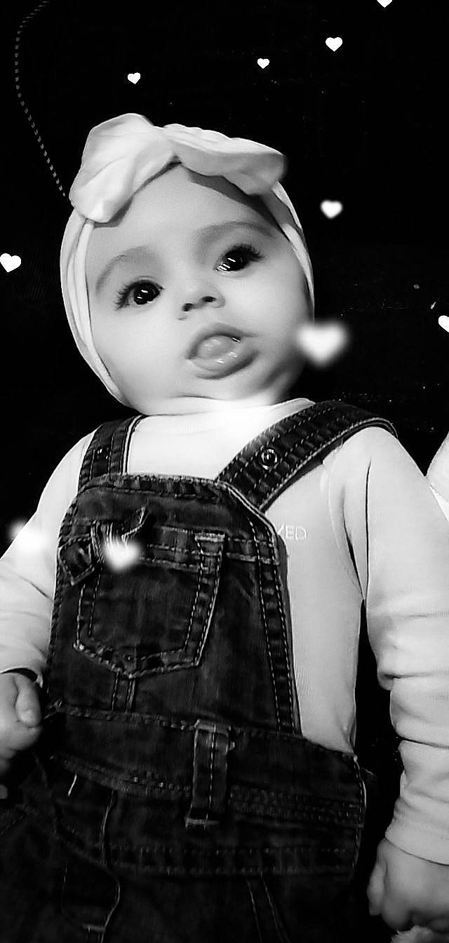 Lola a rejoint le concours — aidez-le/la à gagner de superbes lots ! baby, baby_toddler_clothing, black, black_and_white, cheek, child, cool, flash_photography, happy, hat, headgear, monochrome, monochrome_photography, outerwear, pattern, person, photograph, sleeve, style, toddler