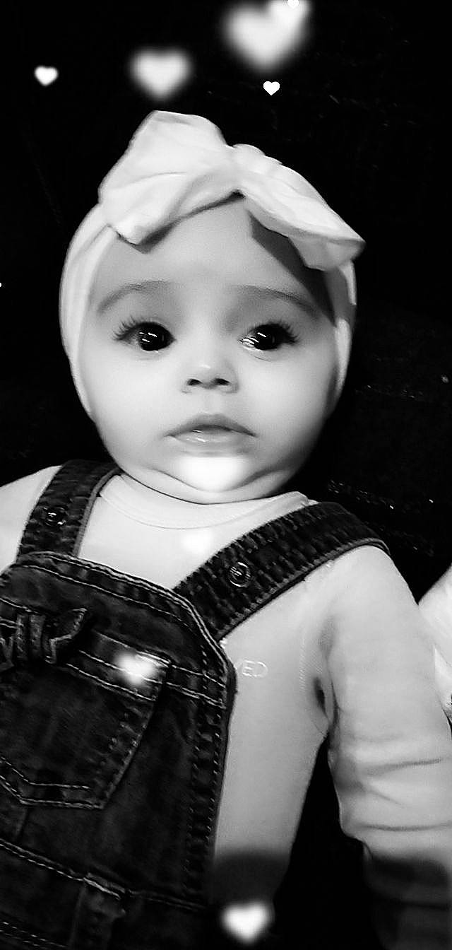 Lola a rejoint le concours — aidez-le/la à gagner de superbes lots ! baby, beauty, black, black_and_white, chin, cool, eye, eyelash, face, flash_photography, happy, headgear, iris, monochrome, monochrome_photography, outerwear, person, standing, style, toddler