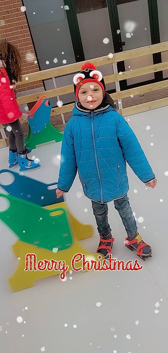 Lenny participe au concours pour gagner de l'argent avec cette photo : boot, child, electric_blue, event, footwear, freezing, fun, glove, headwear, jacket, leisure, outerwear, person, recreation, shoe, sleeve, slope, sneakers, snow, sports_equipment