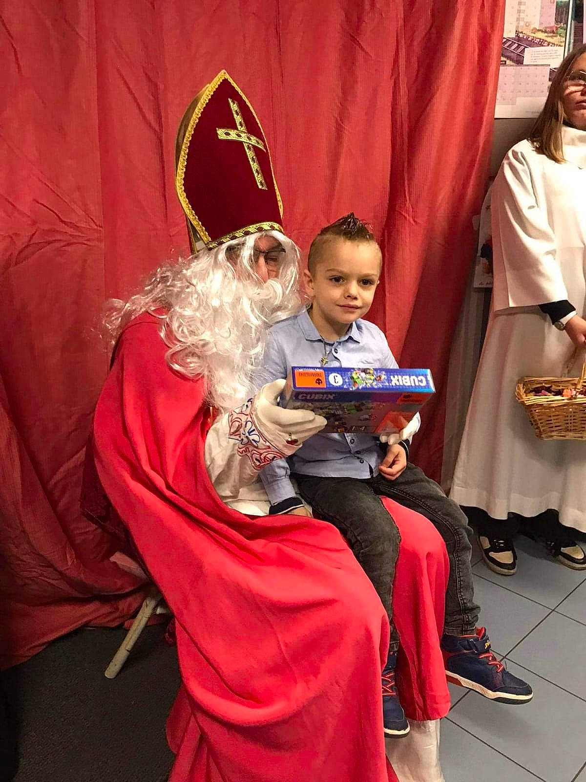 Lenny participe au concours pour gagner de l'argent avec cette photo : boot, child, christmas, christmas_eve, costume, costume_hat, crown, curtain, event, fun, hat, holiday, jewellery, lap, luggage_and_bags, person, red, ritual, sandal, toddler
