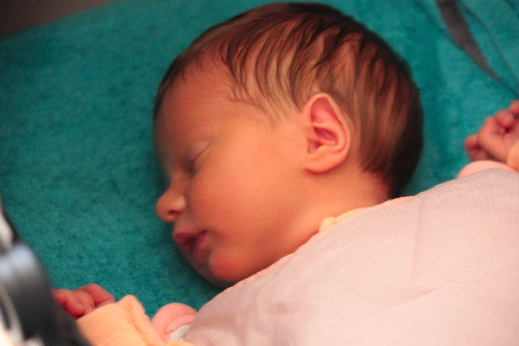 Naomy a rejoint le concours — aidez-le/la à gagner de superbes lots ! baby, birth, cheek, child, chin, ear, eye, face, finger, forehead, hand, head, lip, mouth, nap, neck, nose, person, skin, sleep