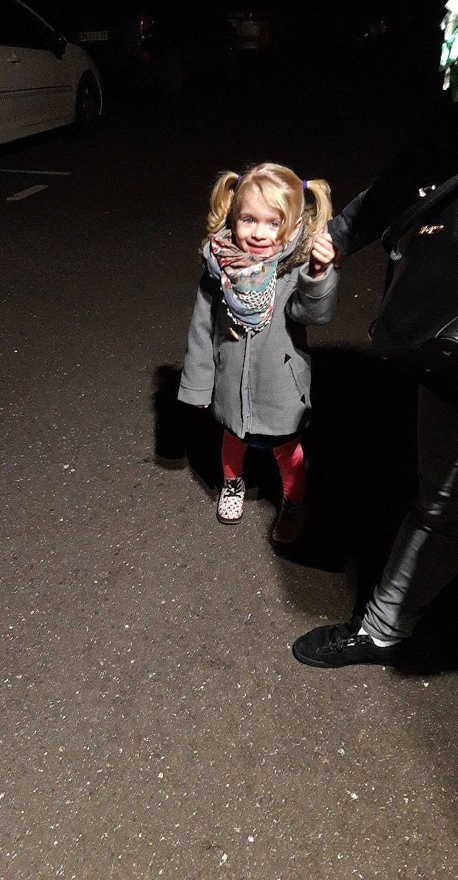 Julia a rejoint le concours — aidez-le/la à gagner de superbes lots ! blond, child, footwear, fun, jacket, joy, leg, outerwear, person, photography, play, shoe, smile, snapshot, standing, toddler