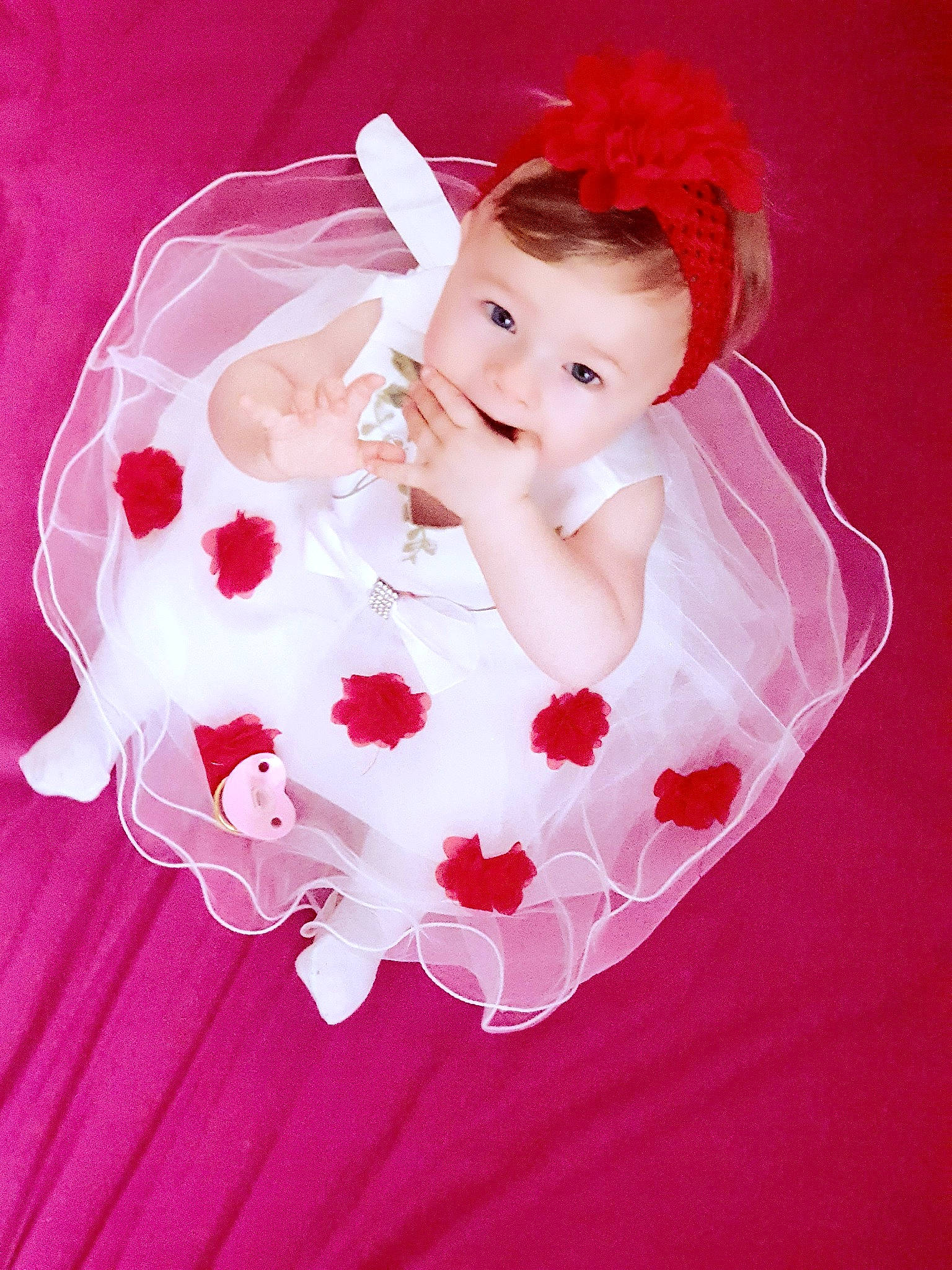 Chelsea a rejoint le concours — aidez-le/la à gagner de superbes lots ! baby, baby_products, baby_toddler_clothing, cut_flowers, dress, embellishment, event, fashion_accessory, flash_photography, hair_accessory, happy, headband, headpiece, magenta, peach, person, petal, pink, plant, rose_family