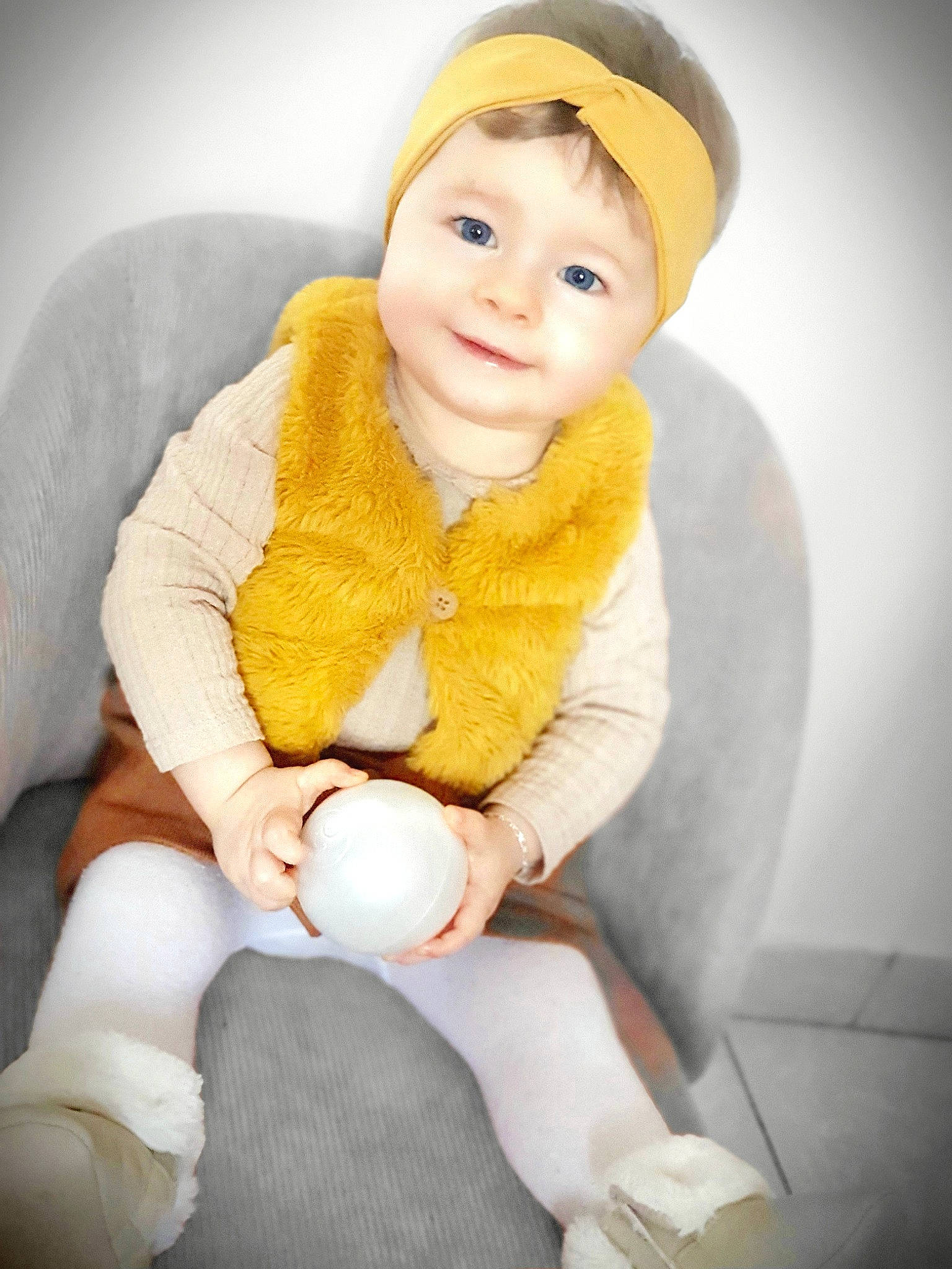 Chelsea a rejoint le concours — aidez-le/la à gagner de superbes lots ! baby, baby_products, baby_toddler_clothing, cap, child, comfort, face, fashion_accessory, happy, hat, human_leg, joy, knee, lap, leg, person, sitting, sleeve, sock, teddy_bear