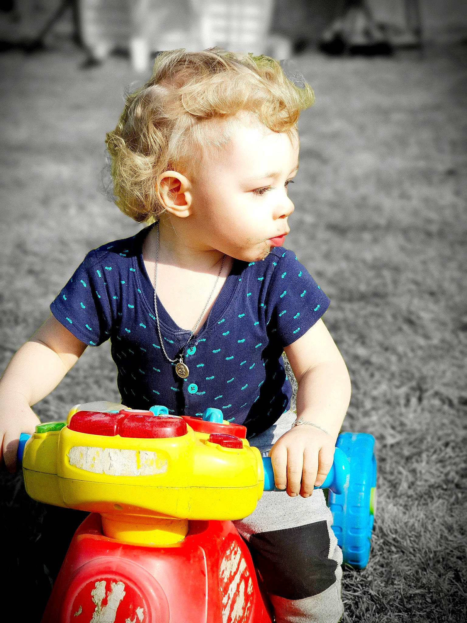 Nao participe au concours pour gagner de l'argent avec cette photo : baby, baby_playing_with_toys, baby_toddler_clothing, child, dress, electric_blue, face, fun, grass, hand, happy, leisure, orange, person, photograph, product, red, sitting, skin, summer