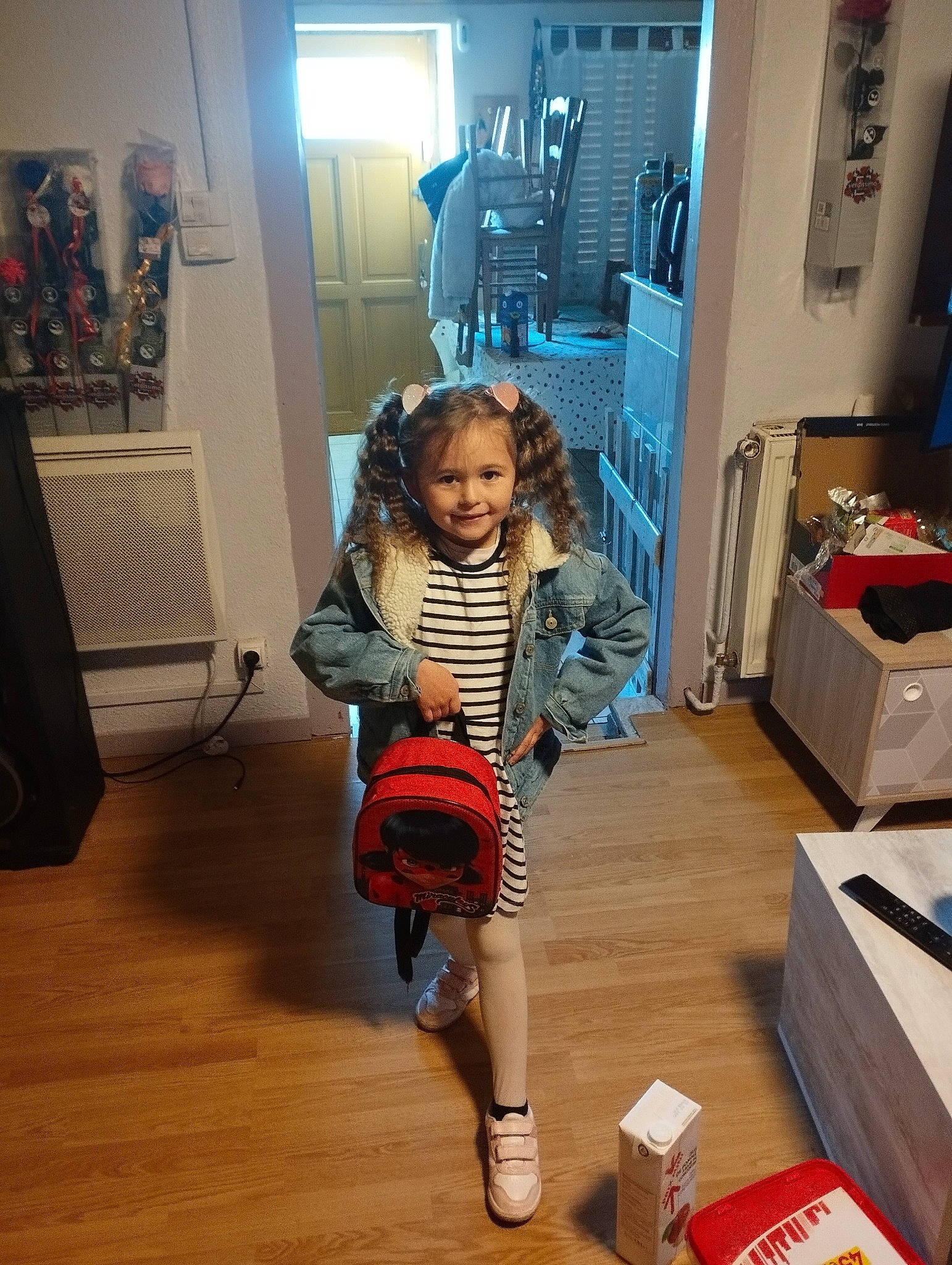 Lindsey participe au concours pour gagner de l'argent avec cette photo : bag, carton, floor, flooring, fun, happy, hardwood, human_leg, joy, laminate_flooring, leg, luggage_and_bags, person, room, shipping_box, standing, t_shirt, thigh, toddler, toy